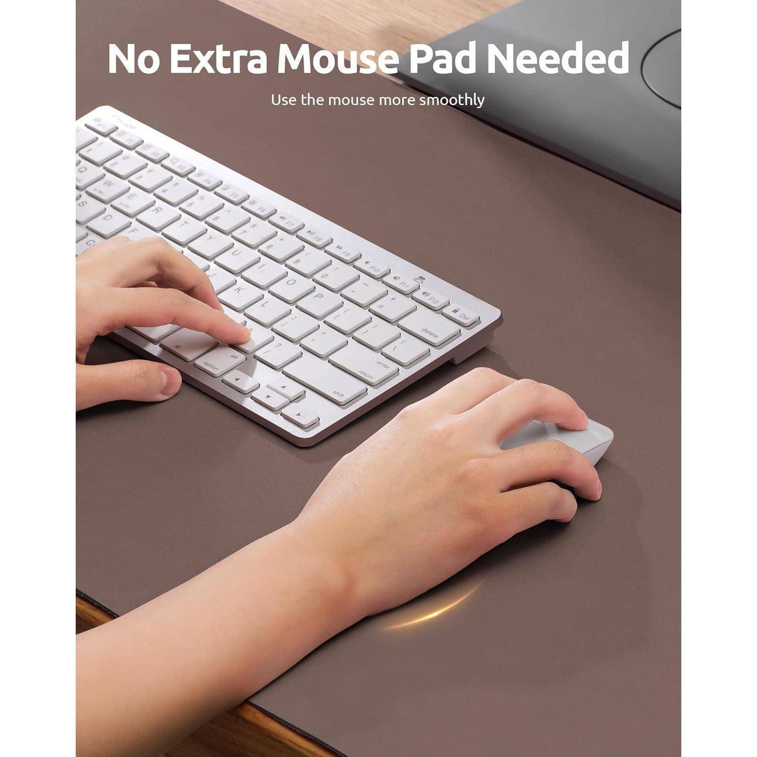 Eine Hand, die eine kabellose Maus auf einem glänzenden Schreibtisch neben einer Tastatur verwendet. Text darüber liest: 'Kein zusätzliches Mauspad benötigt - Nutzen Sie die Maus noch smootherer.