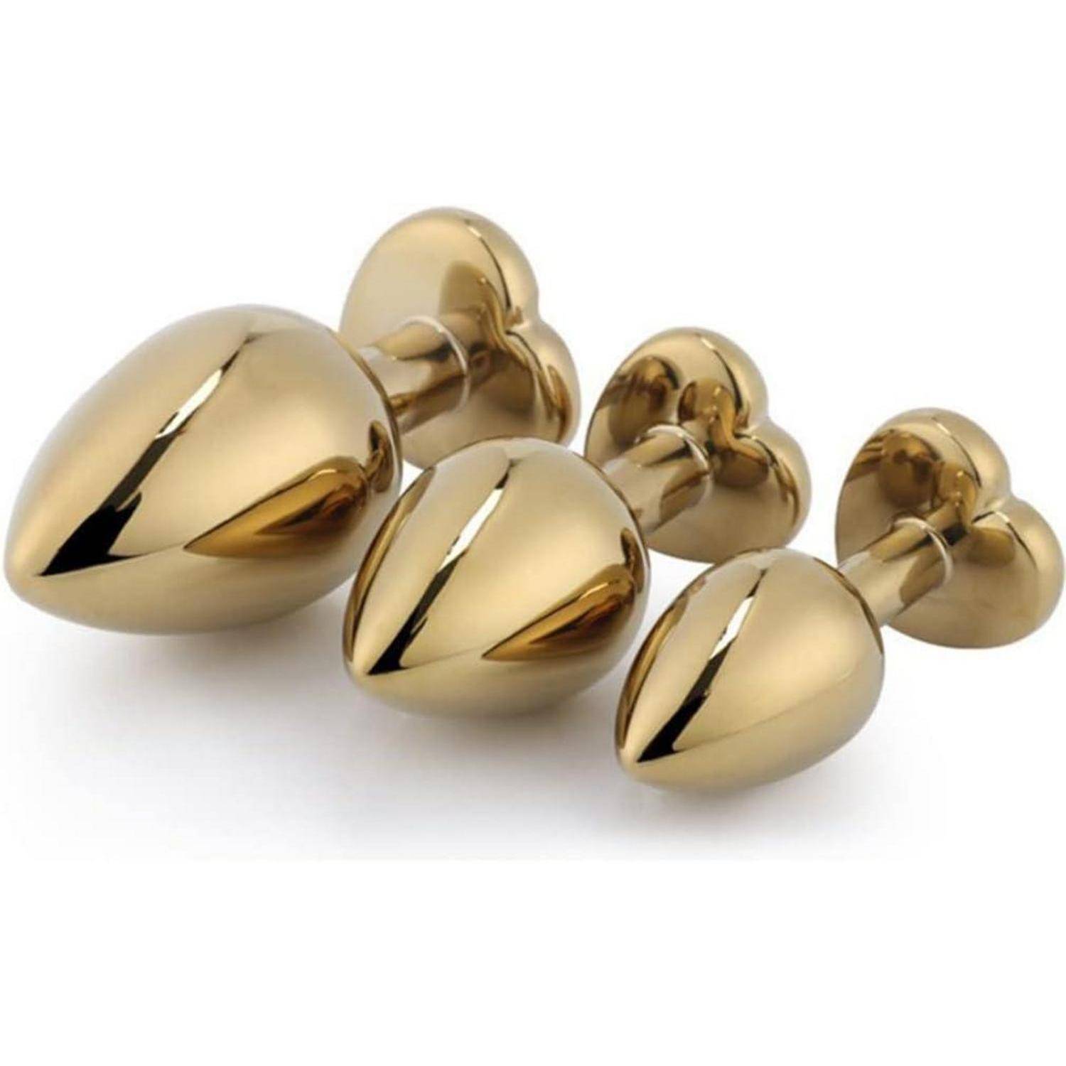 Vier goldfarbene, herzförmige Metallgegenstände unterschiedlicher Größe sind in einer Reihe angeordnet, wobei jeder ein verjüngtes Ende und eine flache, herzförmige Basis aufweist.
