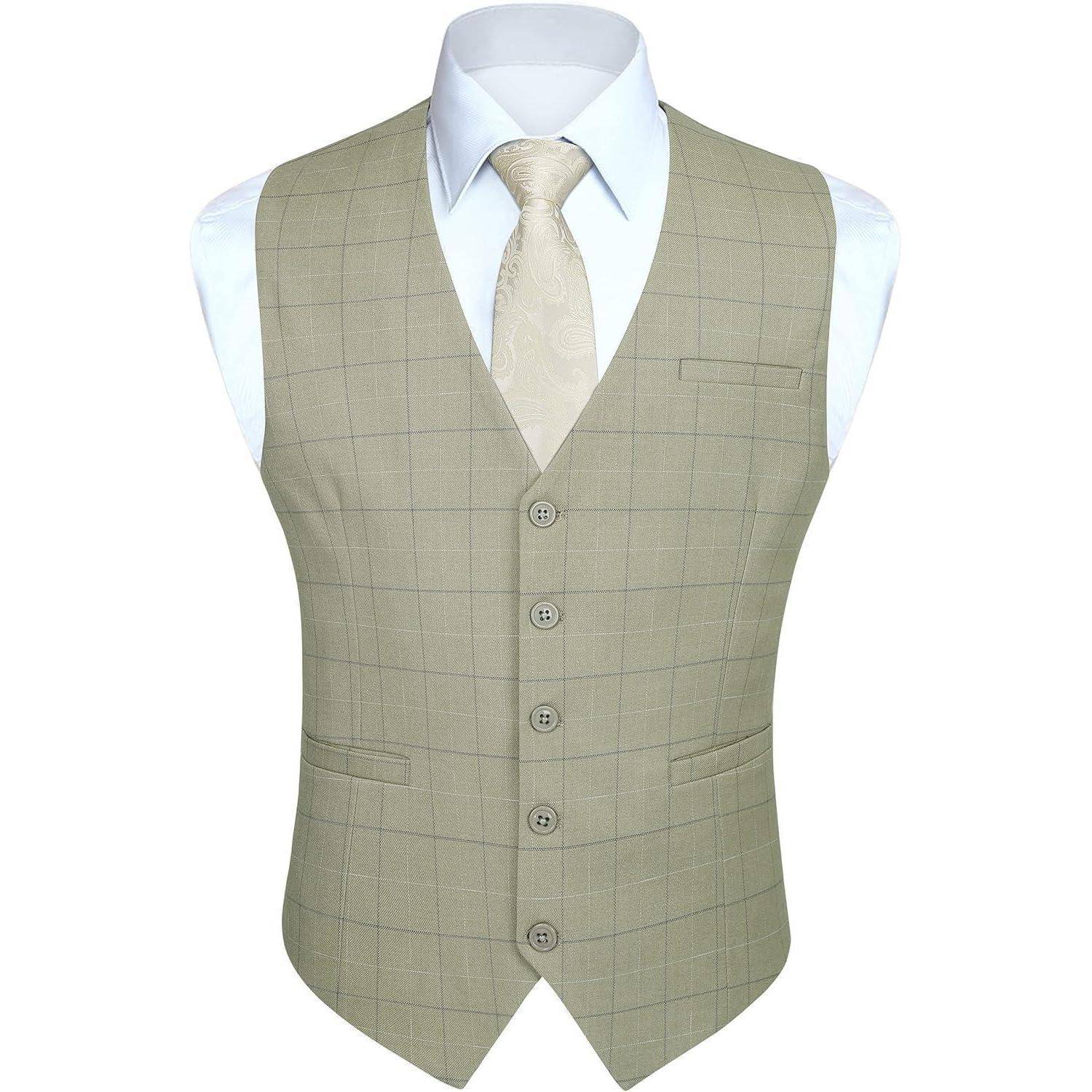 Eine beige karierte Herrenweste und eine passende Krawatte auf einem weißen Hemd, die eine klassische formelle Garderobe präsentieren, die für Geschäfts- oder formelle Anlässe geeignet ist.