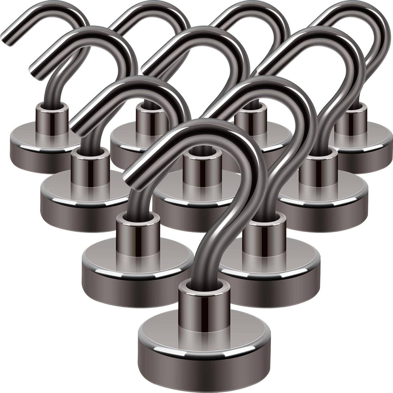 Mehrere metallische Fragezeichenhaken sind in Reihen angeordnet und verbinden Elemente der Neugier und Untersuchung mit industriellem Design.
