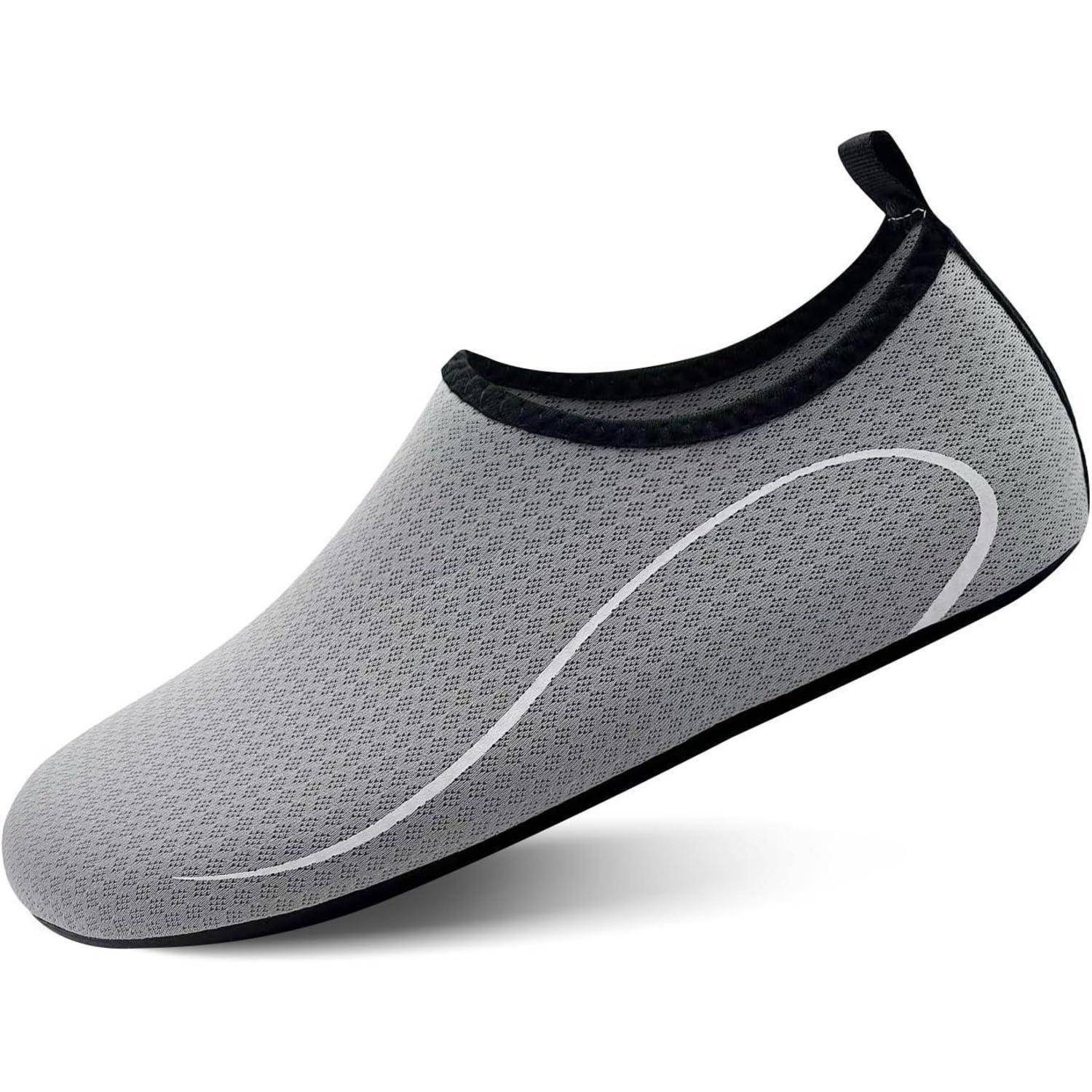 Ein grauer Wasserschuh mit schwarzem Rand und einer Schlaufe am Absatz. Der Schuh hat ein minimalistisches Design mit einer strukturierten Oberfläche und einem eleganten Profil.
