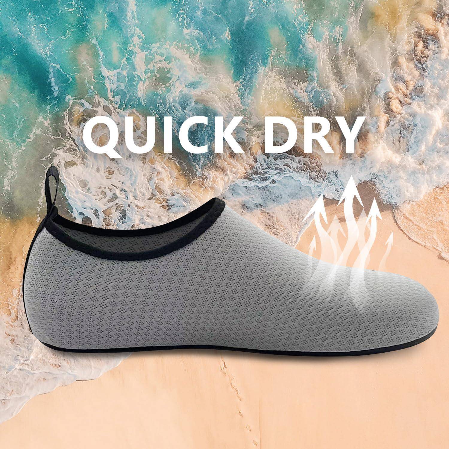 Ein grauer Slip-on-Wasserschuh mit schwarzem Rand wird vor einem Strand-Hintergrund gezeigt. Der Text ‚SCHNELL TROCKEN' ist darüber gelegt und betont seine Schnelltrocknende Eigenschaft.