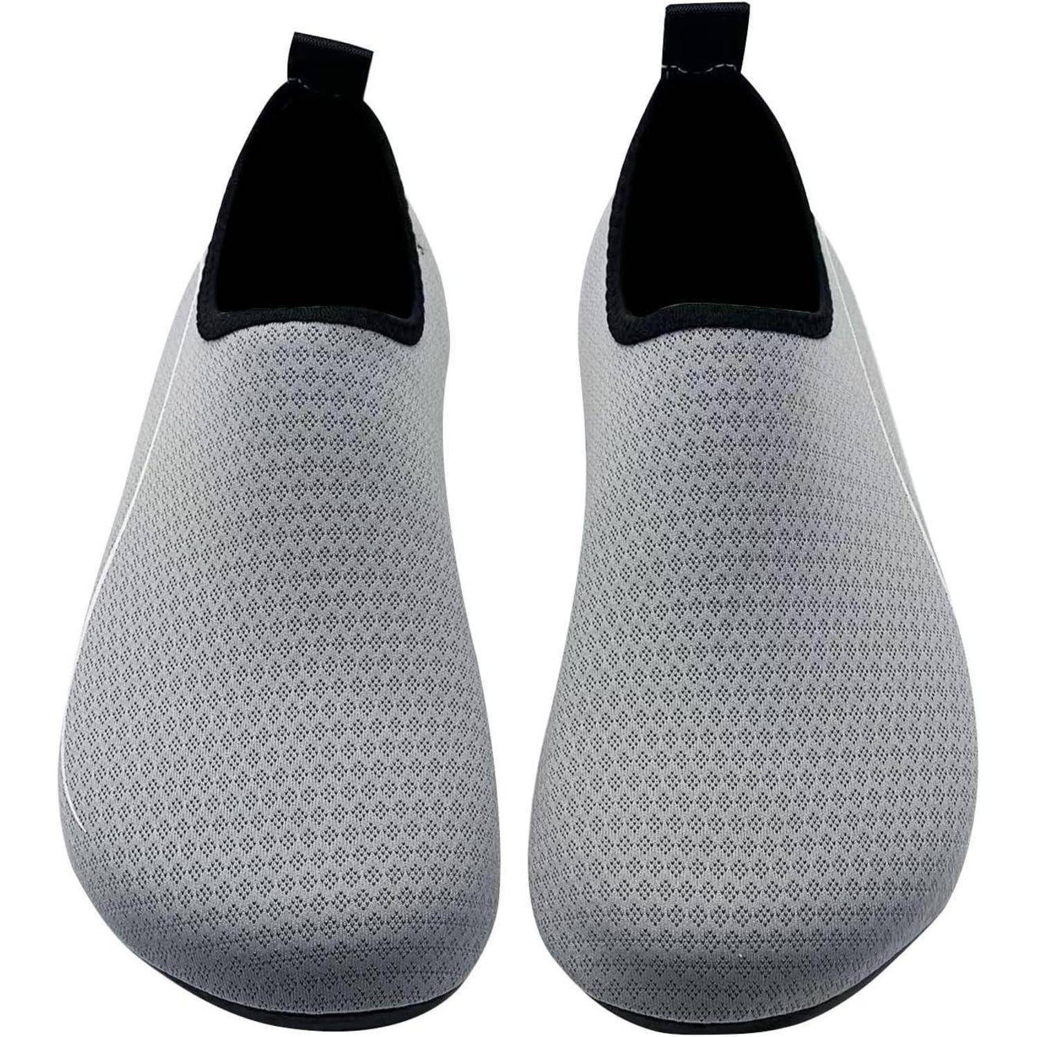 Ein Paar graue Slip-on-Schuhe mit schwarzer Einfassung, von vorne betrachtet. Die Schuhe weisen ein strukturiertes Muster auf und haben eine Schlaufe am Fersenbereich.