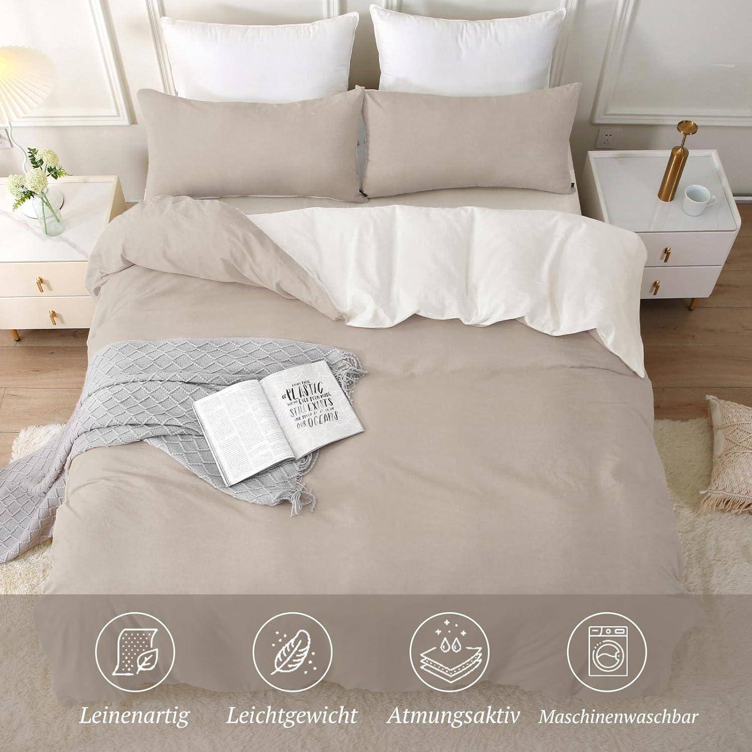 Ein ordentlich gemachtes Bett mit beige und weißen Betttüchern und Kissen. Ein Magazin und eine graue gestrickte Decke liegen auf dem Bett. Symbole darunter zeigen Eigenschaften wie leicht, atmungsaktiv und maschinell waschbar.