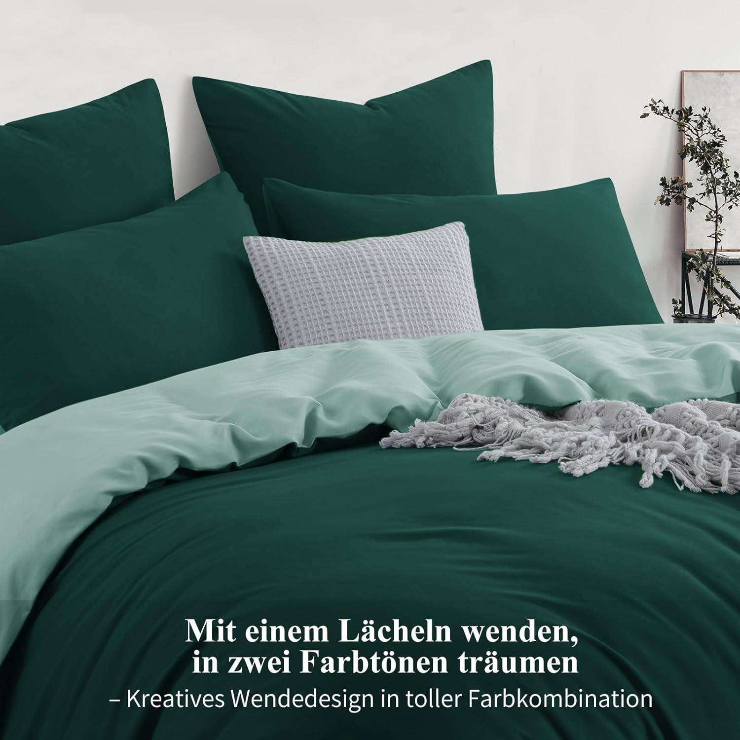 Ein ordentlich gemachtes Bett mit dunkel- und hellgrüner Bettwäsche ist mit Kissen und einer strukturierten grauen Decke geschmückt. Der deutsche Text unten übersetzt sich zu „Mit einem Lächeln wenden, kreatives Wenddesign in großartigen Farbkombinationen.