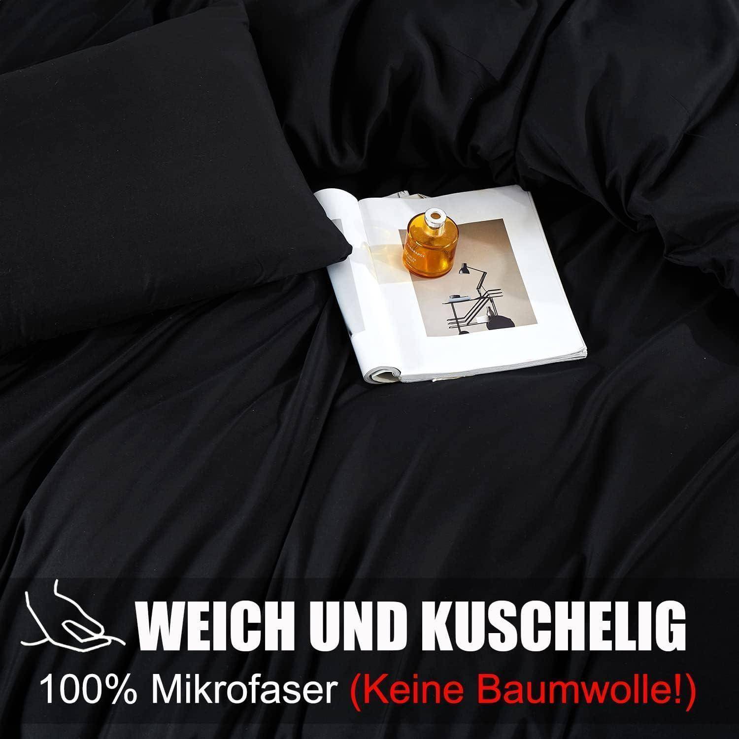 Ein Bett mit schwarzer Bettwäsche, einem schwarzen Kissen und einer aufgeschlagenen Zeitschrift, auf der eine Parfümflasche liegt. Text lautet: 