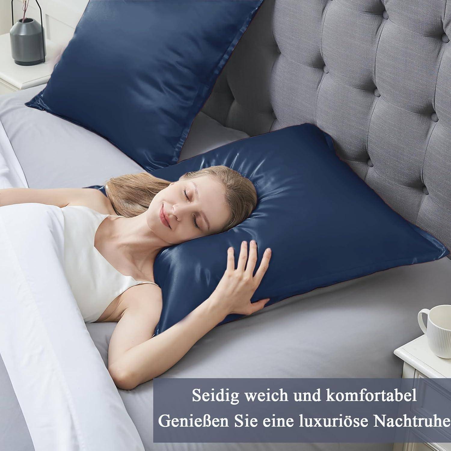 Eine Frau schläft auf ihrer Seite auf einem Bett mit dunkelblauen Seidenkissen und -laken. Der Text lautet: 'Seidig weich und komfortabel. Genießen Sie eine luxuriöse Nachtruhe.