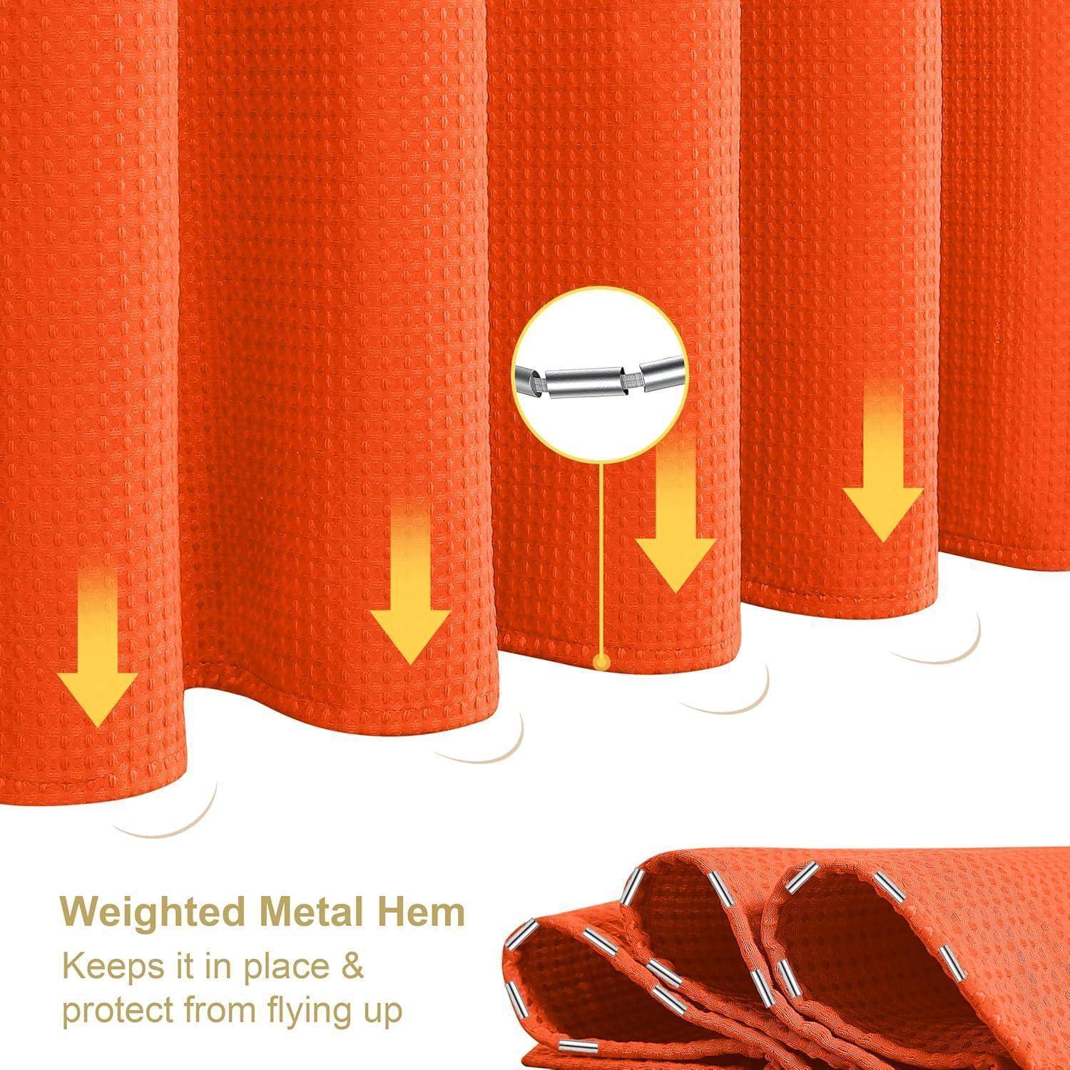 Orange Vorhang mit einem beschwerten Metallsaum zur Verhinderung des Aufblähens; Bild zeigt Pfeile, die die Gewichte andeuten, und eine Detailansicht des Saums.