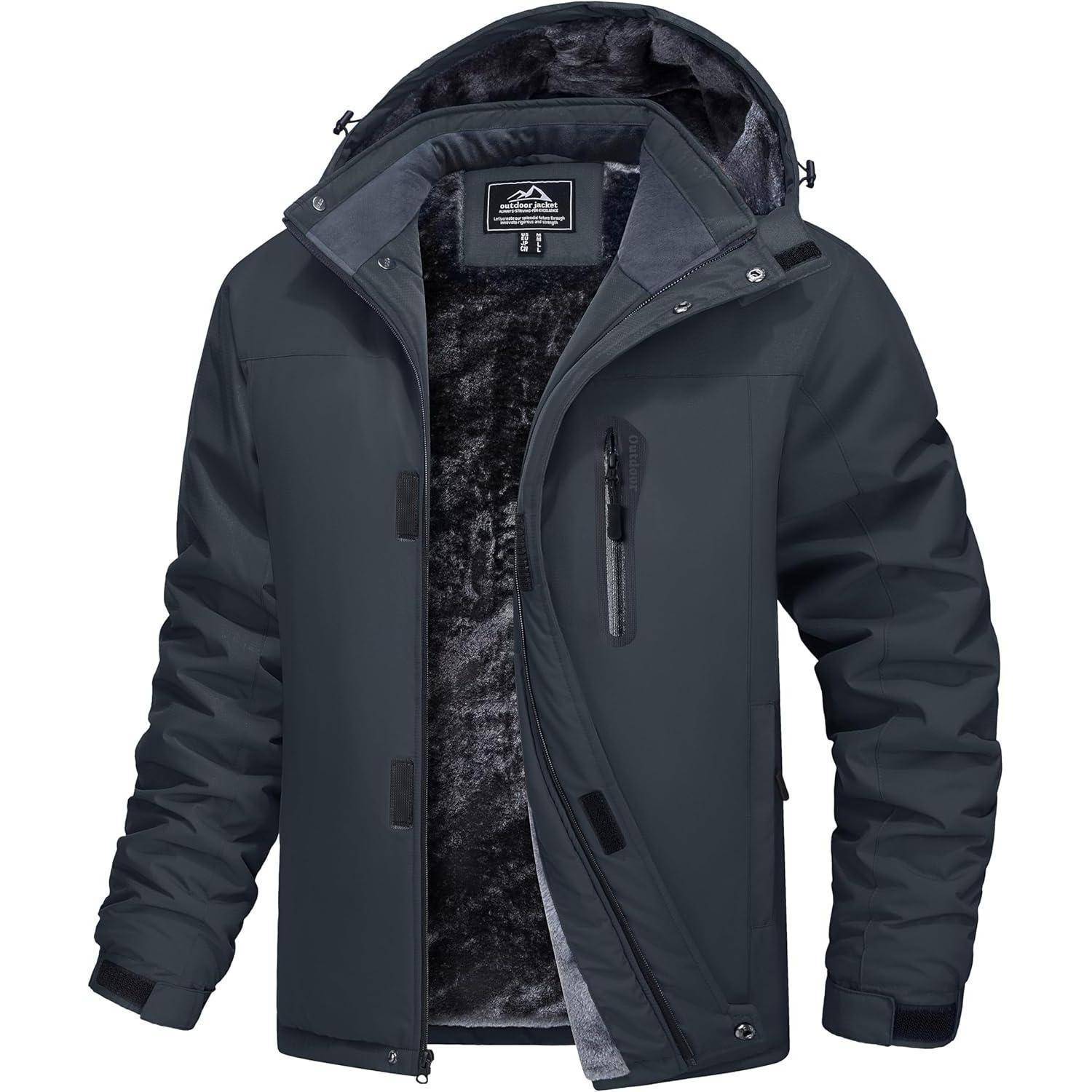 Dunkelgraue Winterjacke mit Kapuze und Kunstfellauskleidung, mehreren Reißverschlusstaschen und verstellbaren Bündchen, auf weißem Hintergrund präsentiert.