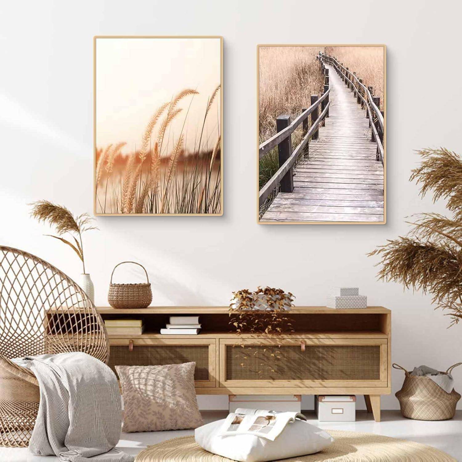 Ein gemütliches Wohnzimmer mit einem Holzregal, dekoriert mit Pampasgras, Körben und zwei gerahmten Naturfotos.