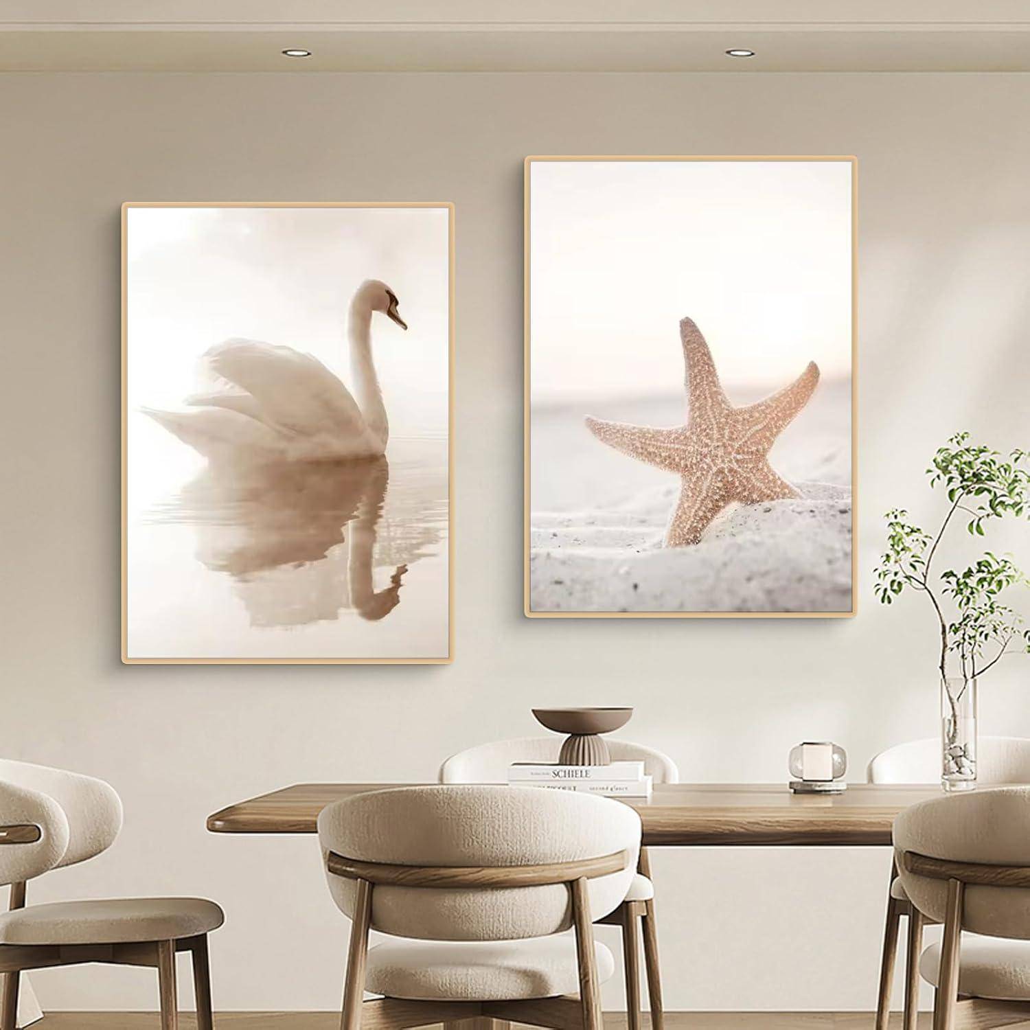 Raum mit minimalistischer Ästhetik, ausgestattet mit einem Esstisch, Stühlen, einer Vase mit einer Pflanze und zwei Wandkunstwerken: einem Schwan und einem Seestern.