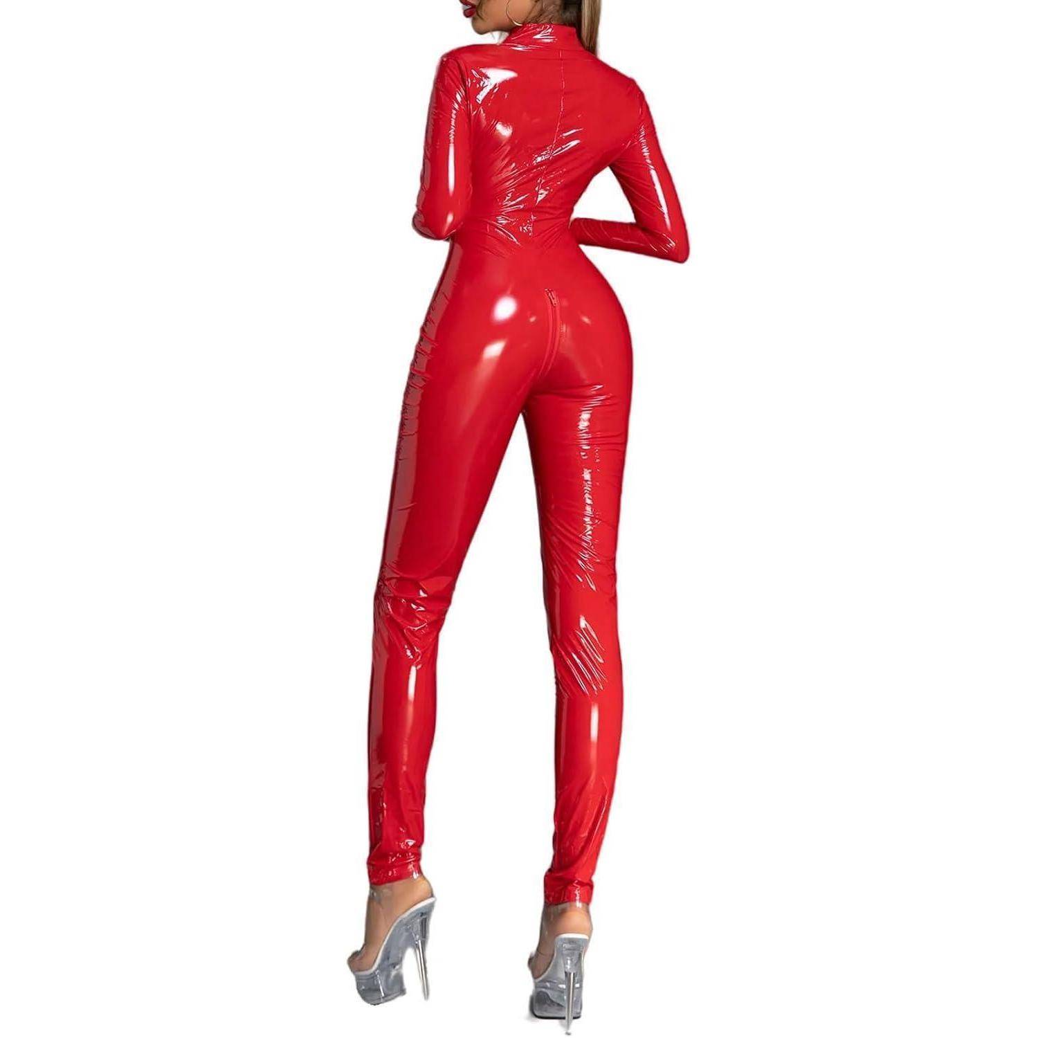 Eine Person in einem glänzenden roten Catsuit und High Heels steht mit dem Rücken zum Betrachter. Das Outfit betont ein elegantes, eng anliegendes Design.
