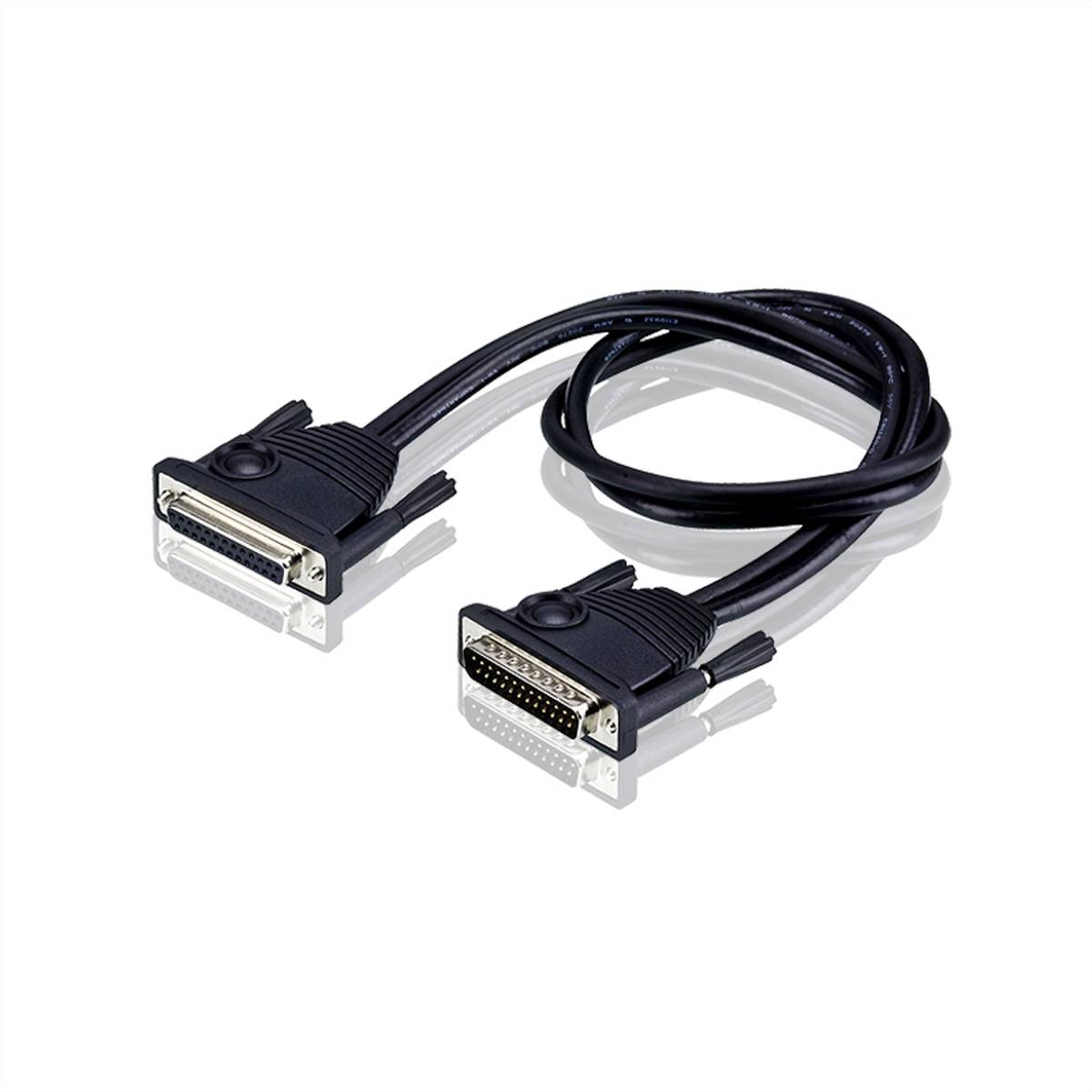 Ein schwarzes serielles Kabel mit Anschlüssen an beiden Enden, das zur Datenübertragung zwischen Geräten verwendet wird.