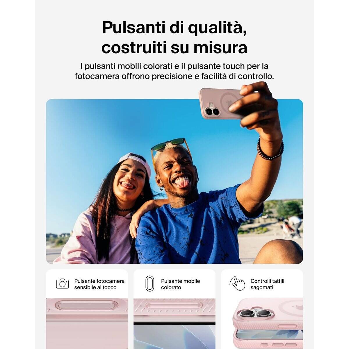 Italienische Smartphone-Anzeige zeigt zwei Personen, die ein Selfie machen, mit Text über hochwertige maßgefertigte Tasten und Nahaufnahmen der Kamera, des farbigen Seitenknopfes und der geformten Touchkontrollen.