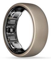 Ein goldener intelligenter Ring mit strukturierter Außenseite und sichtbaren internen Sensoren, freigestellt auf weißem Hintergrund dargestellt.