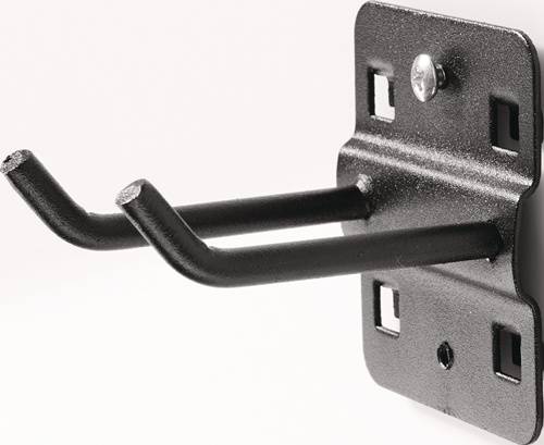 Eine Metallwandhalterung mit zwei Haken, die nach außen ragt und mehrere Bohrlöcher zur Befestigung an Oberflächen aufweist.