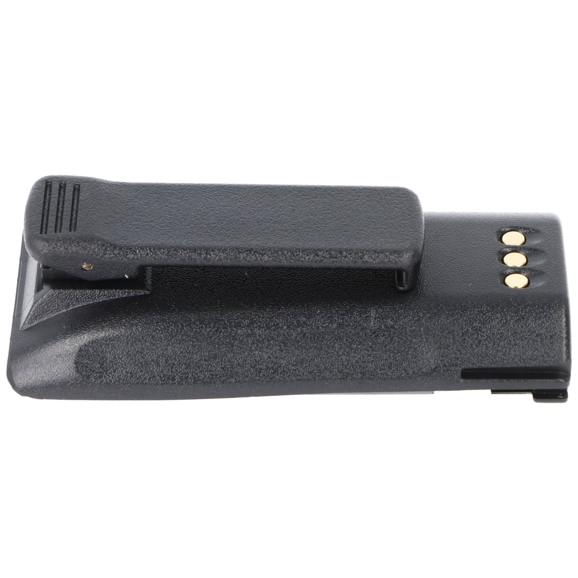 Eine schwarze Walkie-Talkie-Batterie mit einer Gürtelklammer ist zu sehen, die drei goldene Ladekontakte an der Seite aufweist.
