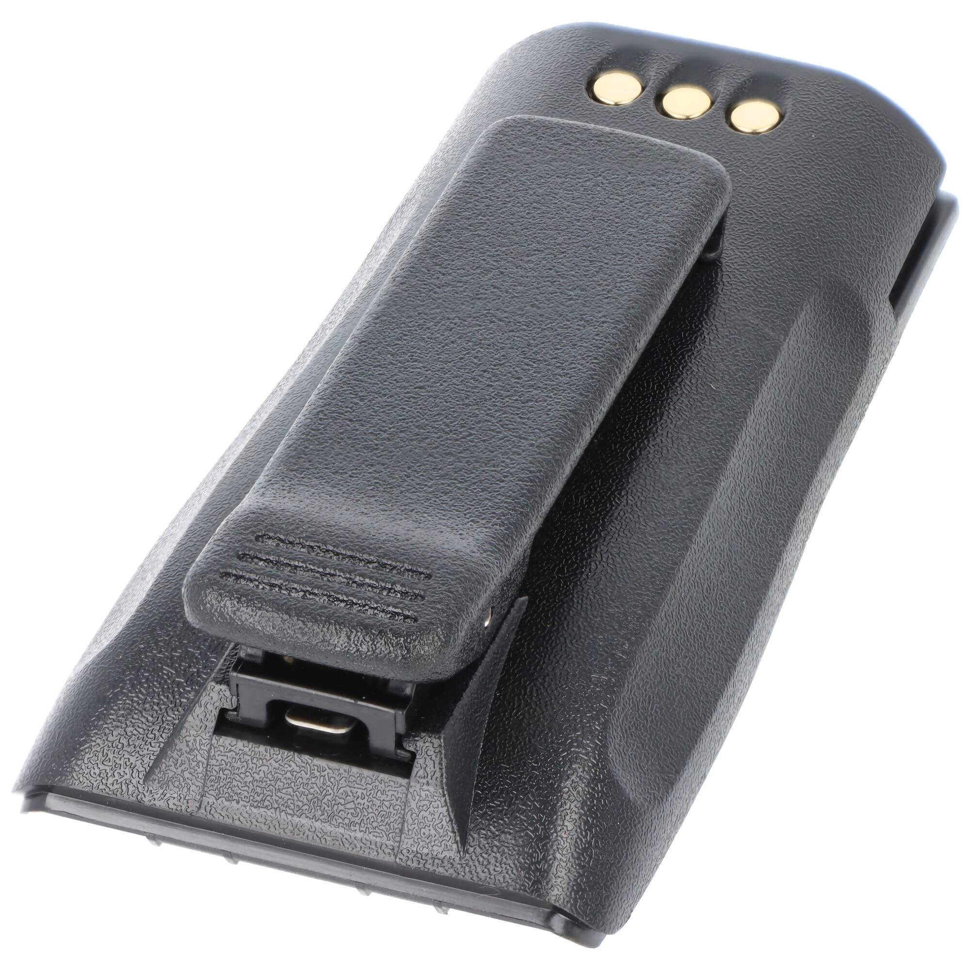 Ein schwarzer, rechteckiger Funkbatterie-Akku mit einer Klemmhalterung und drei goldenen Kontaktpunkten.