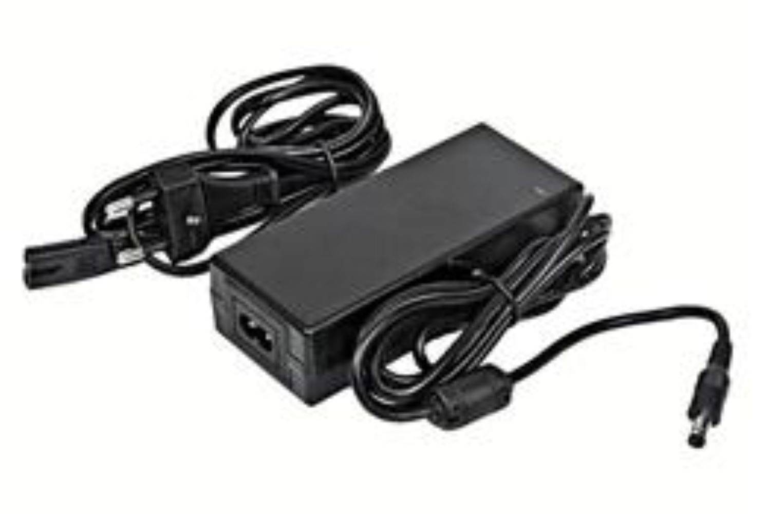 Ein schwarzes Laptop-Netzteil mit angeschlossenen Kabeln wird gezeigt, wobei die rechteckige Form und das angeschlossene Netzkabel hervorgehoben werden.