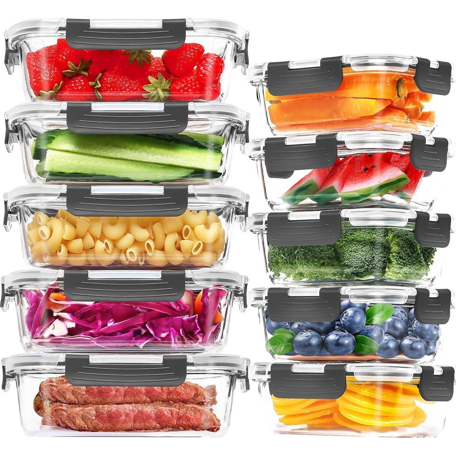 Gestapelte transparente Behälter, gefüllt mit verschiedenen Obst, Gemüse, Pasta und Fleisch, die Meal Prep und Lebensmittelspeichermöglichkeiten veranschaulichen.