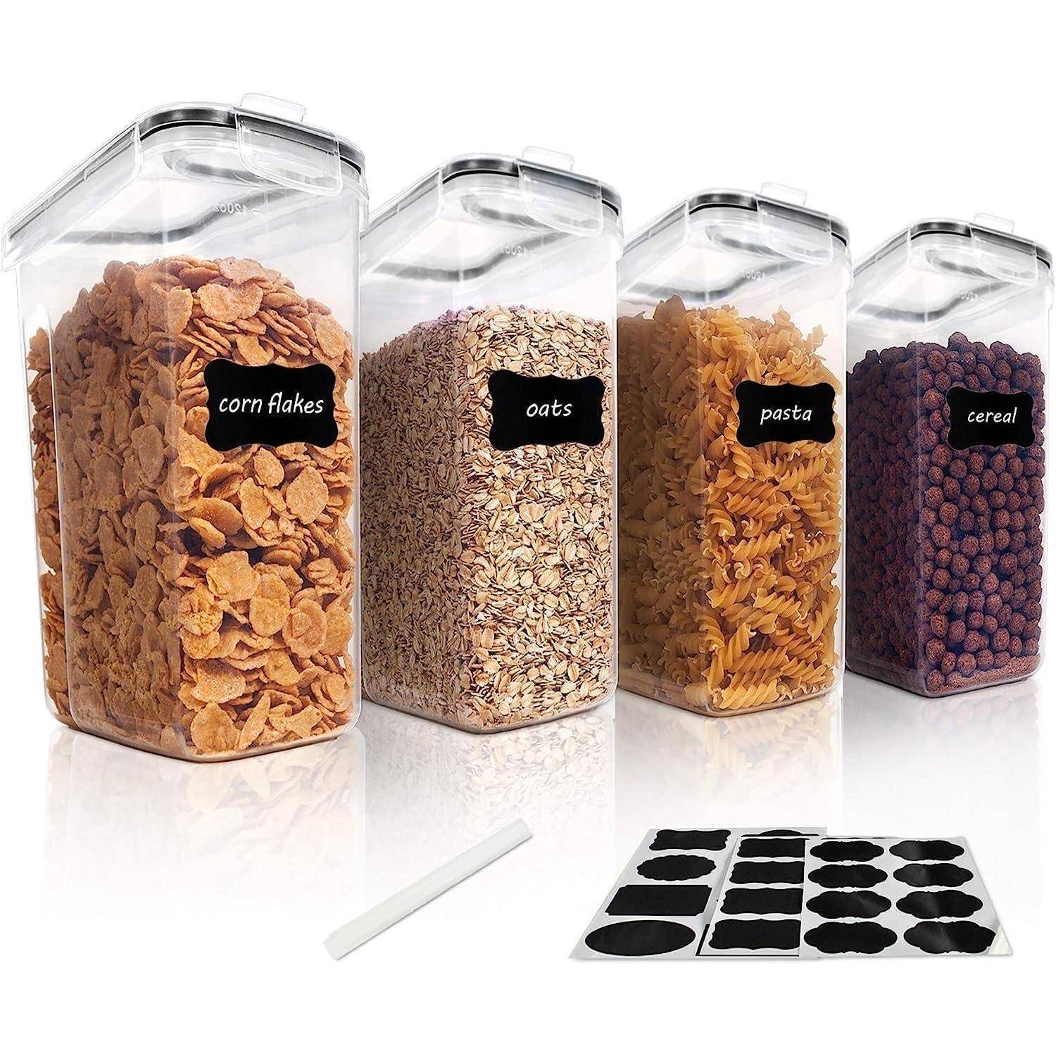 Vier transparente Aufbewahrungsbehälter enthalten Cornflakes, Haferflocken, Nudeln und Müsli. Etiketten und Aufkleberbogen sind enthalten.