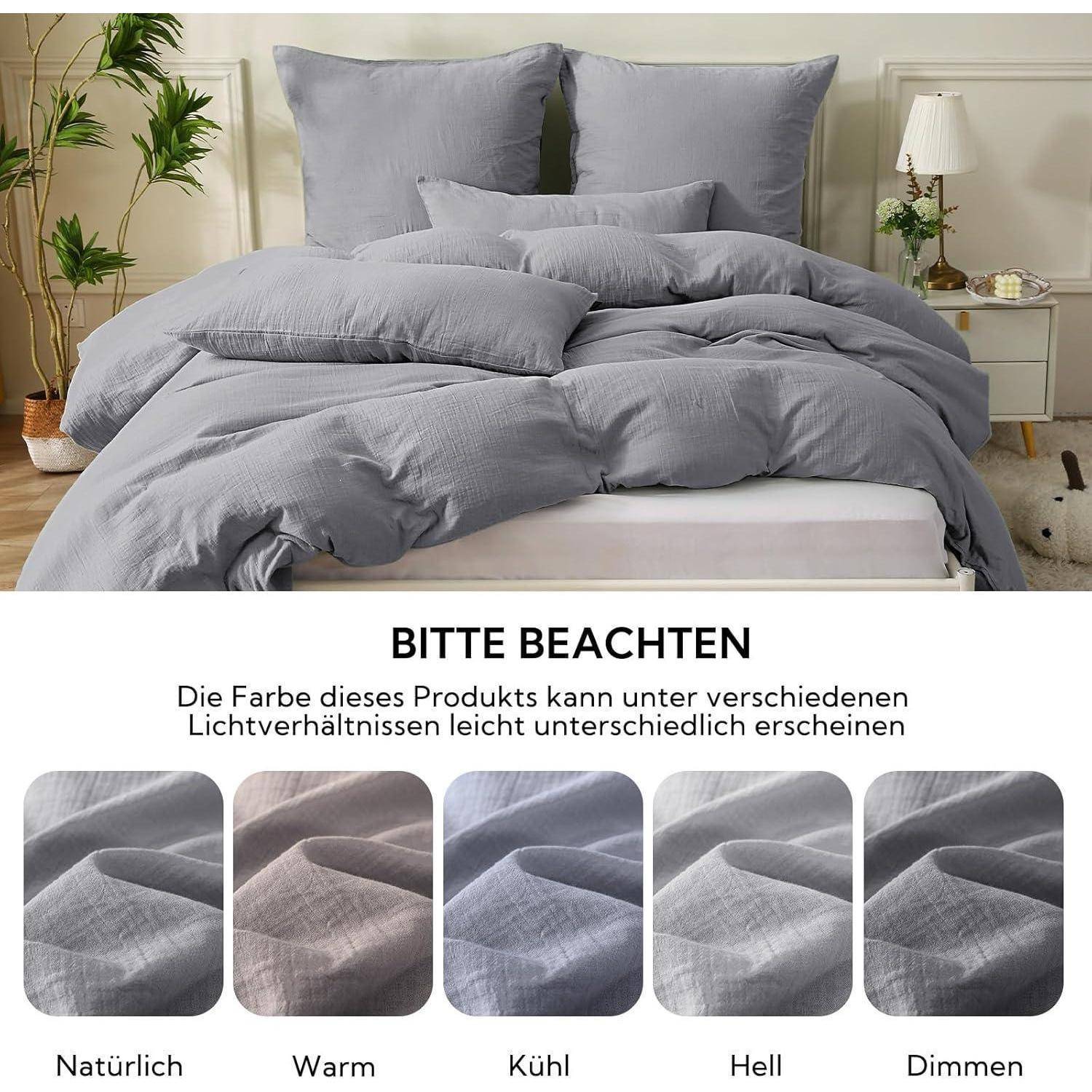 Ein ordentlich gemachtes Bett mit grauer Bettwäsche ist zu sehen, über dem ein Hinweis darauf steht, wie die Farbe des Stoffes unter verschiedenen Lichtbedingungen anders erscheint.