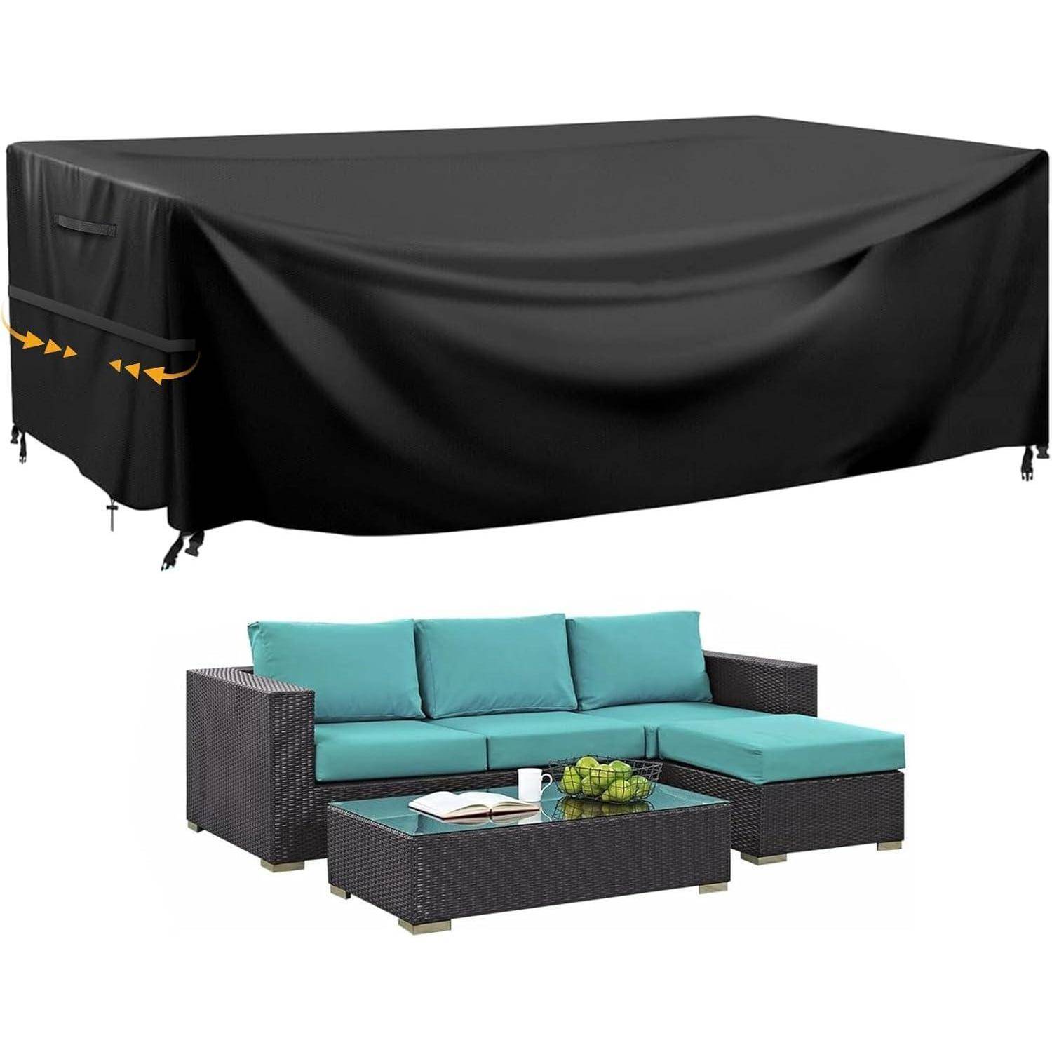Schwarze Outdoor-Möbel-Abdeckung, leicht angehoben, schützt eine rechteckige Terrassensitzgruppe mit petrolblauen Kissen. Brauner Geflecht- und Glastisch sichtbar.