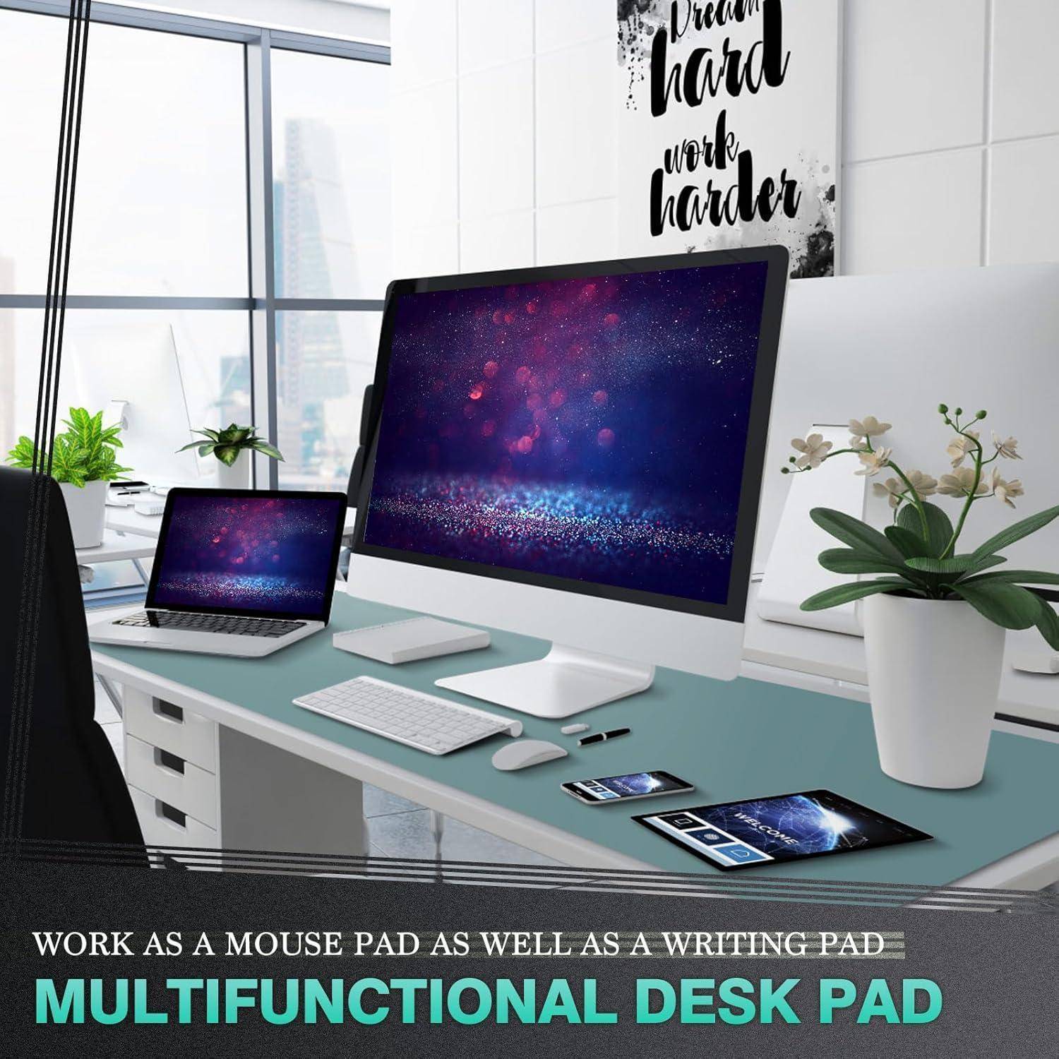 Ein aufgeräumter Arbeitsplatz mit einem Desktop-Computer und einem Laptop, die ein Sternendesign zeigen. Der Text an der Wand lautet ‚Träume groß, arbeite noch härter.' Das multifunktionale Schreibtischpad ist prominent in Szene gesetzt.