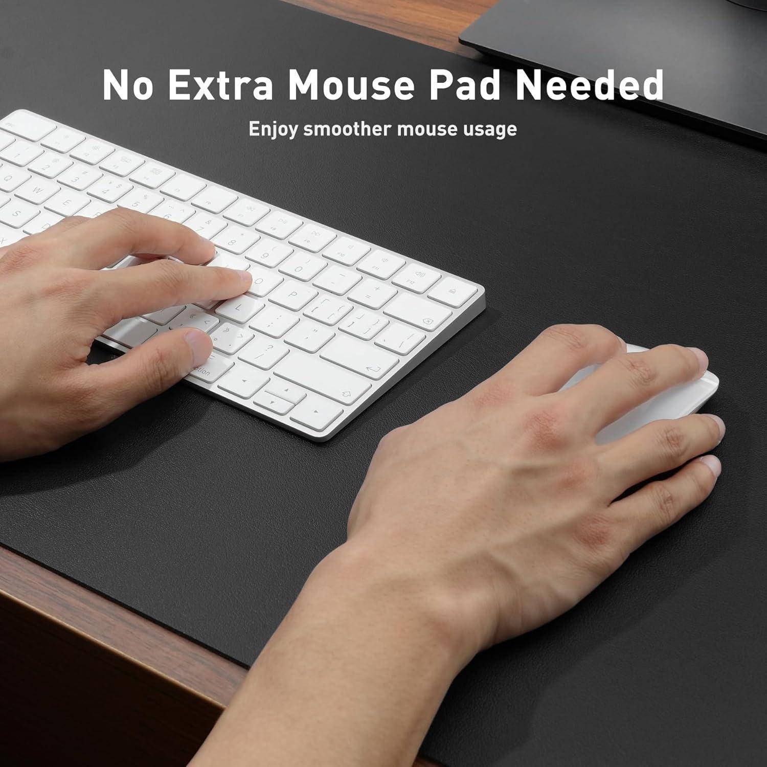 Eine Person verwendet eine Maus auf einem Schreibtisch mit dem Text „Kein zusätzliches Mousepad erforderlich. Genießen Sie eine reibungslosere Mausnutzung