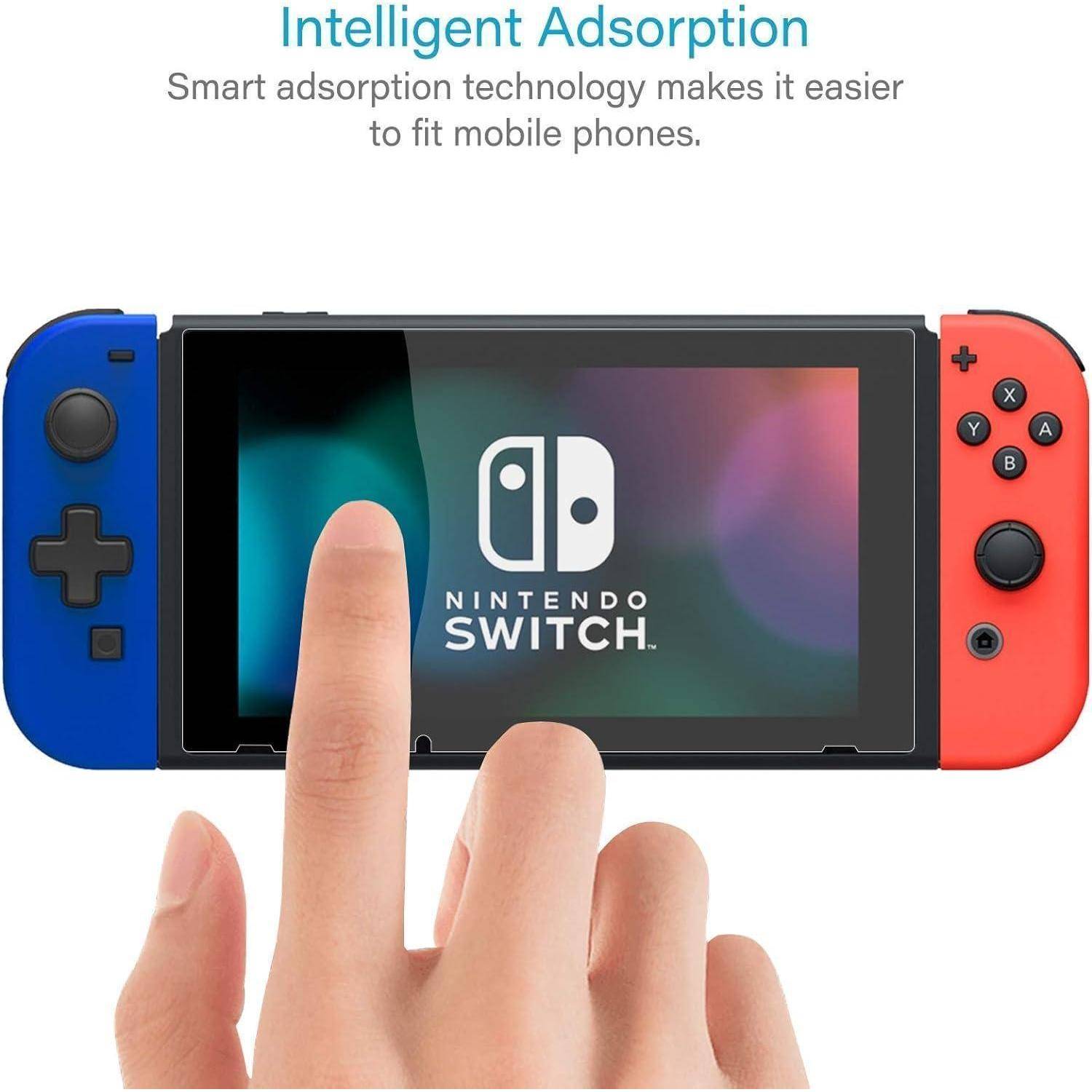 Eine Person hält ein Gerät, das einer Spielkonsole ähnelt, mit blauen und roten Controllern. Der Text besagt 