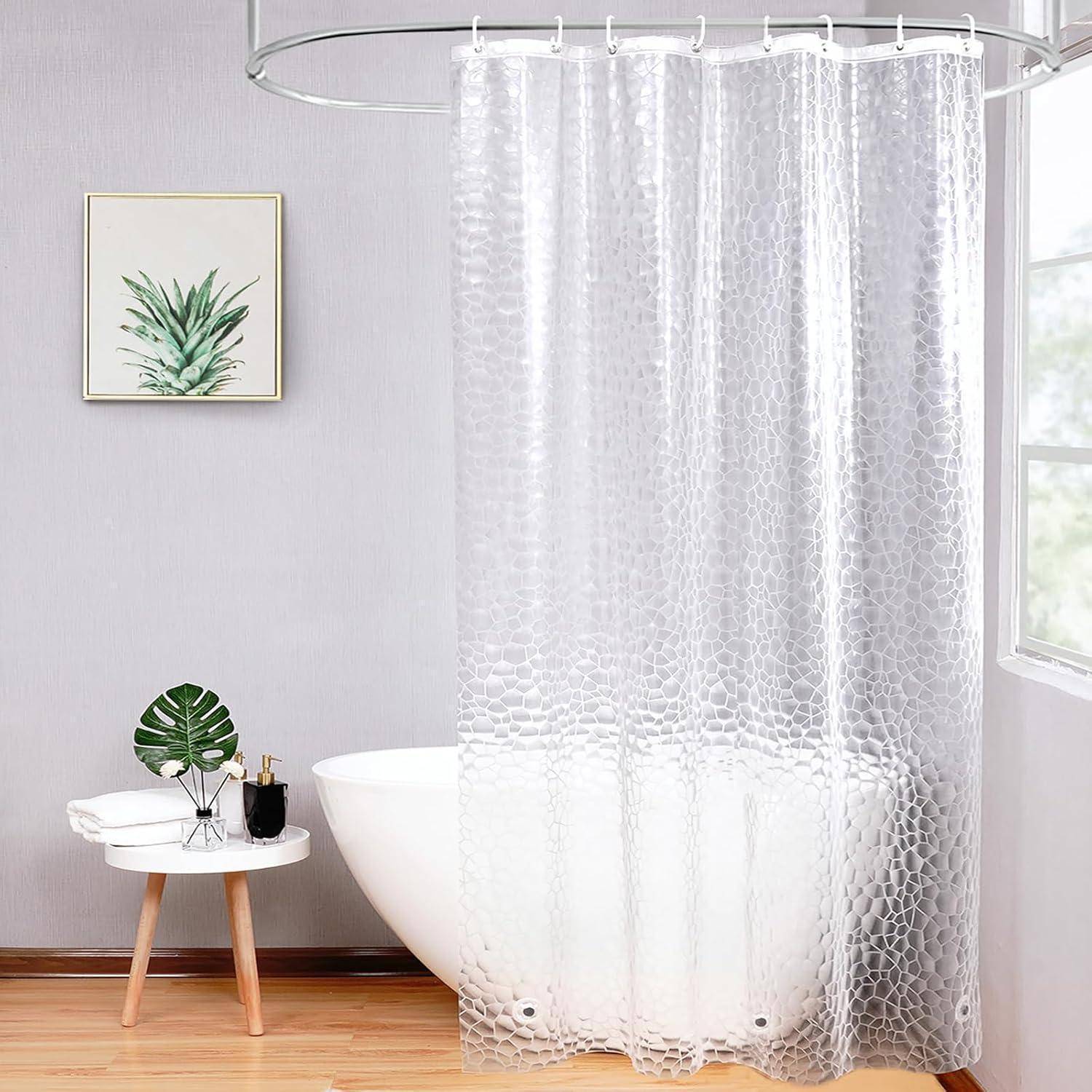 Ein modernes Badezimmer mit einem durchsichtigen, strukturierten Duschvorhang um eine weiße freistehende Badewanne. Ein kleiner Tisch trägt eine Pflanze und eine Kerze.