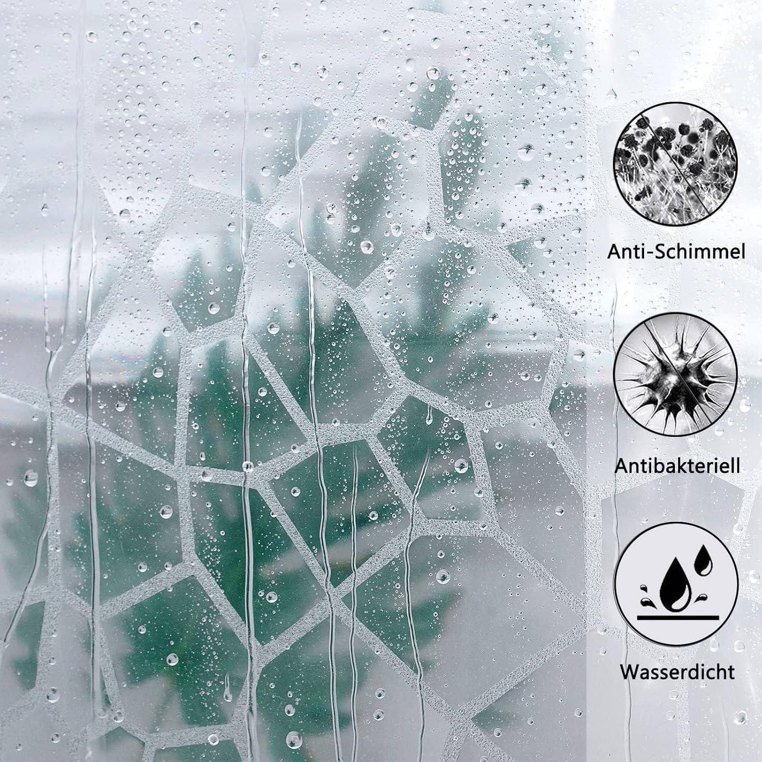 Eine Nahaufnahme eines wasserdichten Duschvorhangs mit sechseckigen Mustern und Wassertropfen. Symbole weisen auf 'antimykotische' und 'antibakterielle' Eigenschaften hin.