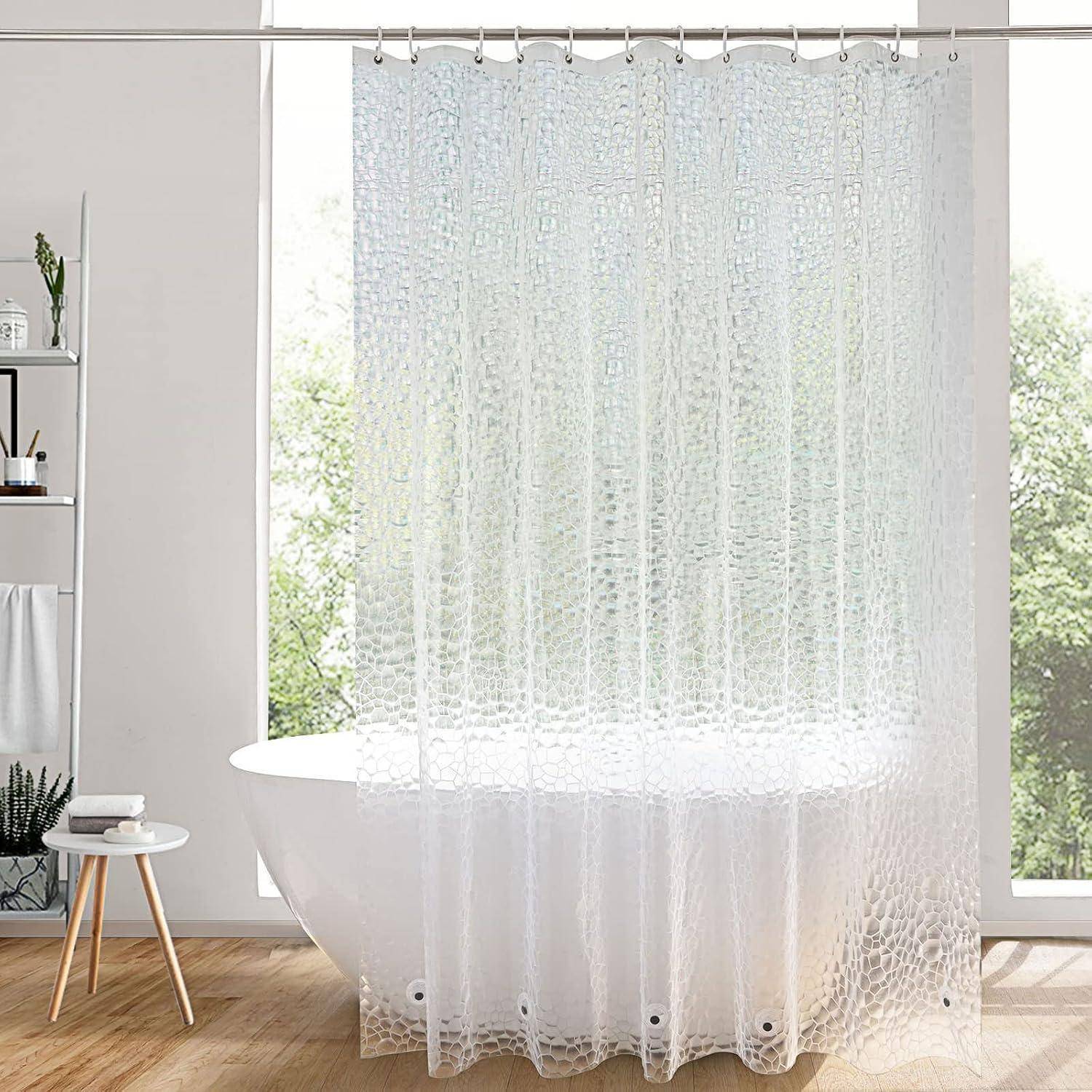 Ein Badezimmer zeigt eine weiße freistehende Badewanne mit einem durchscheinenden Duschvorhang und Pflanzen auf einem Regal in der Nähe eines Fensters, wodurch eine ruhige Atmosphäre entsteht.
