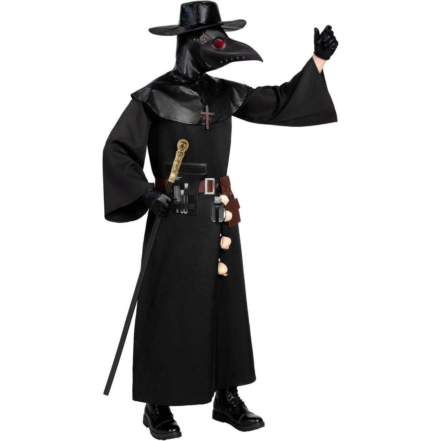 Eine Person in einem Pestarztkostüm mit einem langen Mantel, breiter Krempe und einer Schnabelmaske, die einen Gehstock hält und eine Hand erhebt.