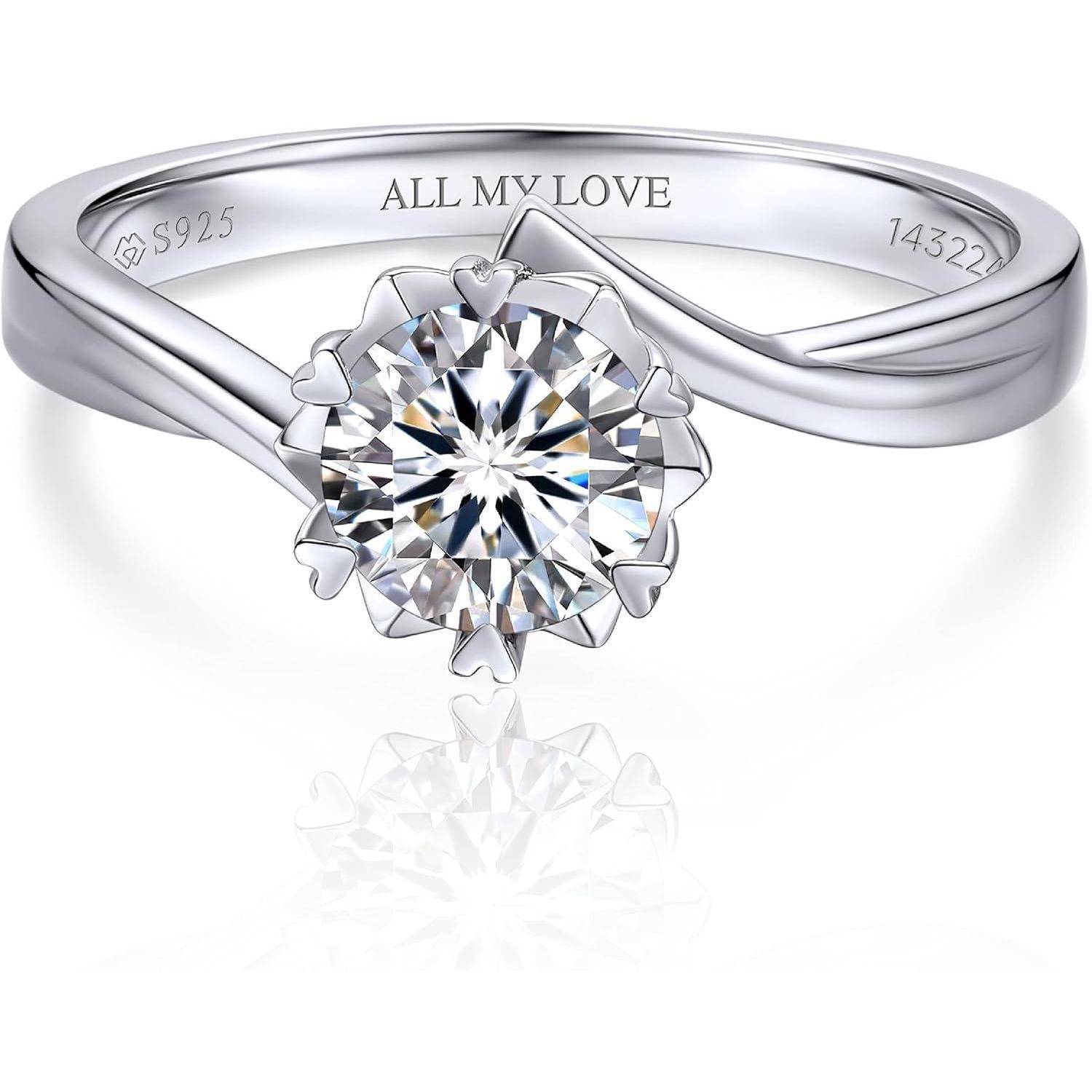 Ein Silberring mit einem runden, funkelnden Diamanten, umgeben von herzförmigen Details. Im Ringband eingraviert mit ‚ALL MY LOVE' und ‚S925 14322'.
