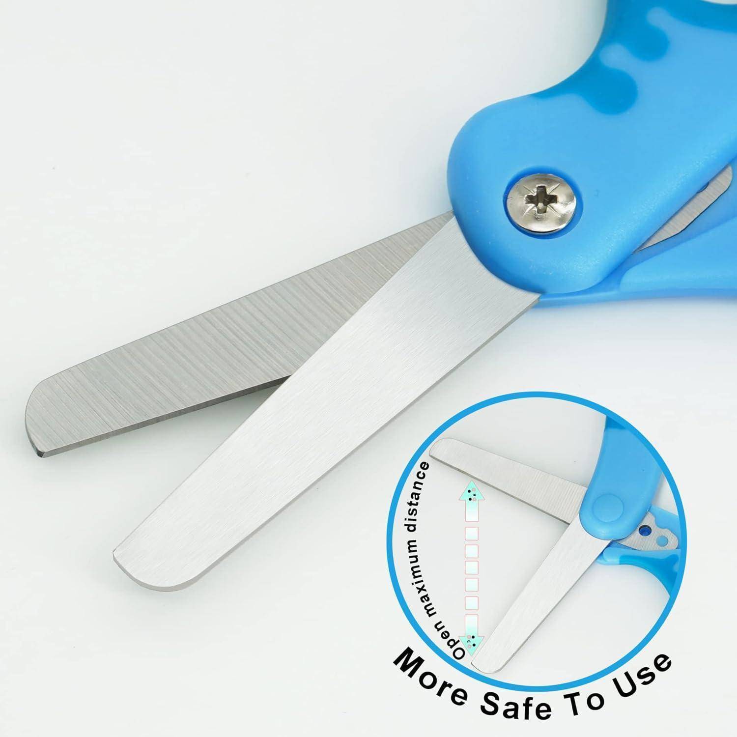 Blau-griffe Schere mit Sicherheitsdesign, ausgestattet mit abgerundeten Spitzen und einem Gelenk für sicheren Gebrauch.