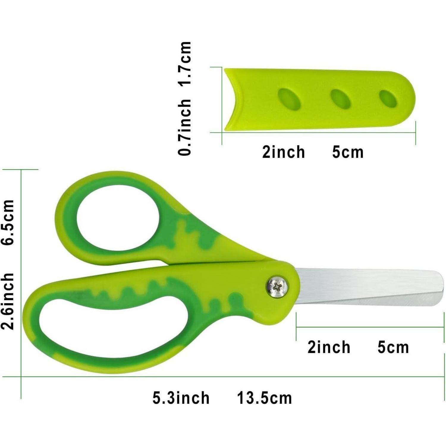 Grüne und gelbe Kinderschere mit abgerundeten Spitzen, abnehmbarer Klingenabdeckung. Maße: 13,5 cm Schere, 5 cm Klinge, 1,7 cm Abdeckung.