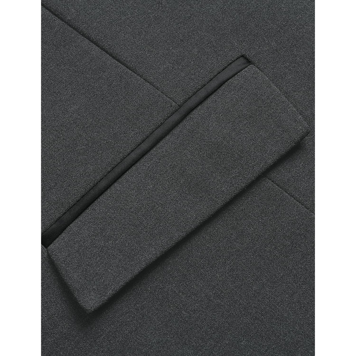 Nahaufnahme eines grauen Stoffes mit einer diagonalen Naht und einem vertikalen schwarzen Paspelierungsdetail.