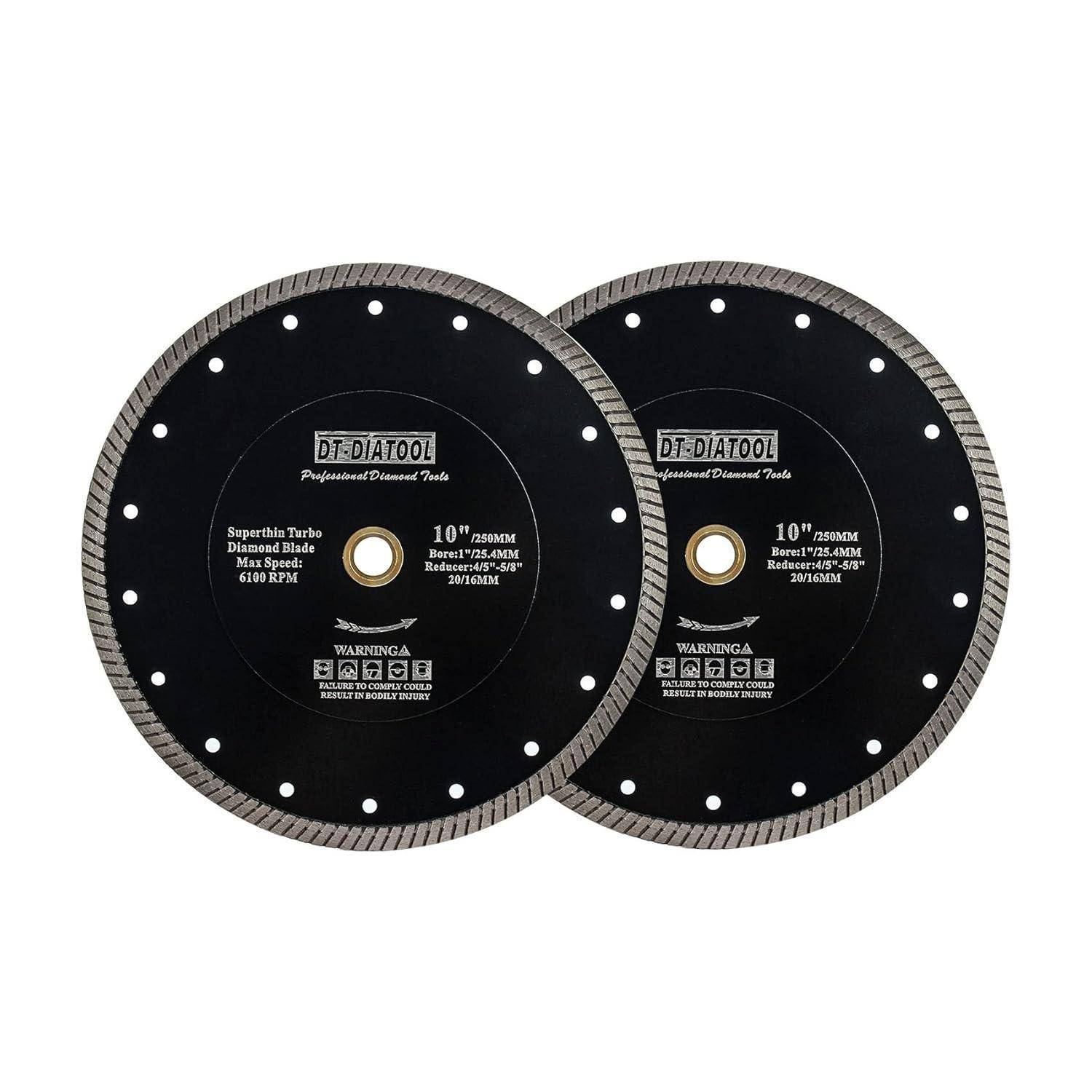 Zwei schwarze 10-Zoll-Diamantsägeblätter mit silbernem Rand und auf ihnen aufgedruckten Produktdetails, geeignet zum Schneiden von Mauerwerksmaterialien.