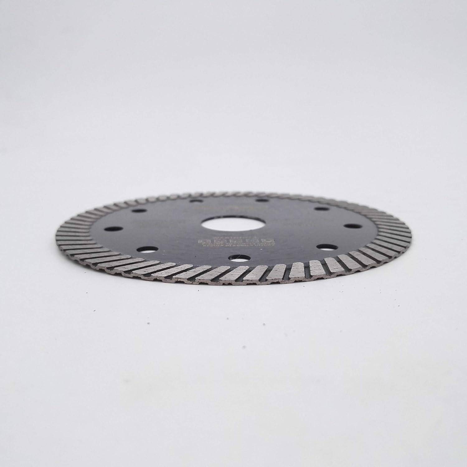 Eine Kreissägeblatt mit gezackter Kante, verwendet zum Schneiden harter Materialien. Aus Metall gefertigt, liegt das Sägeblatt flach vor einem weißen Hintergrund.