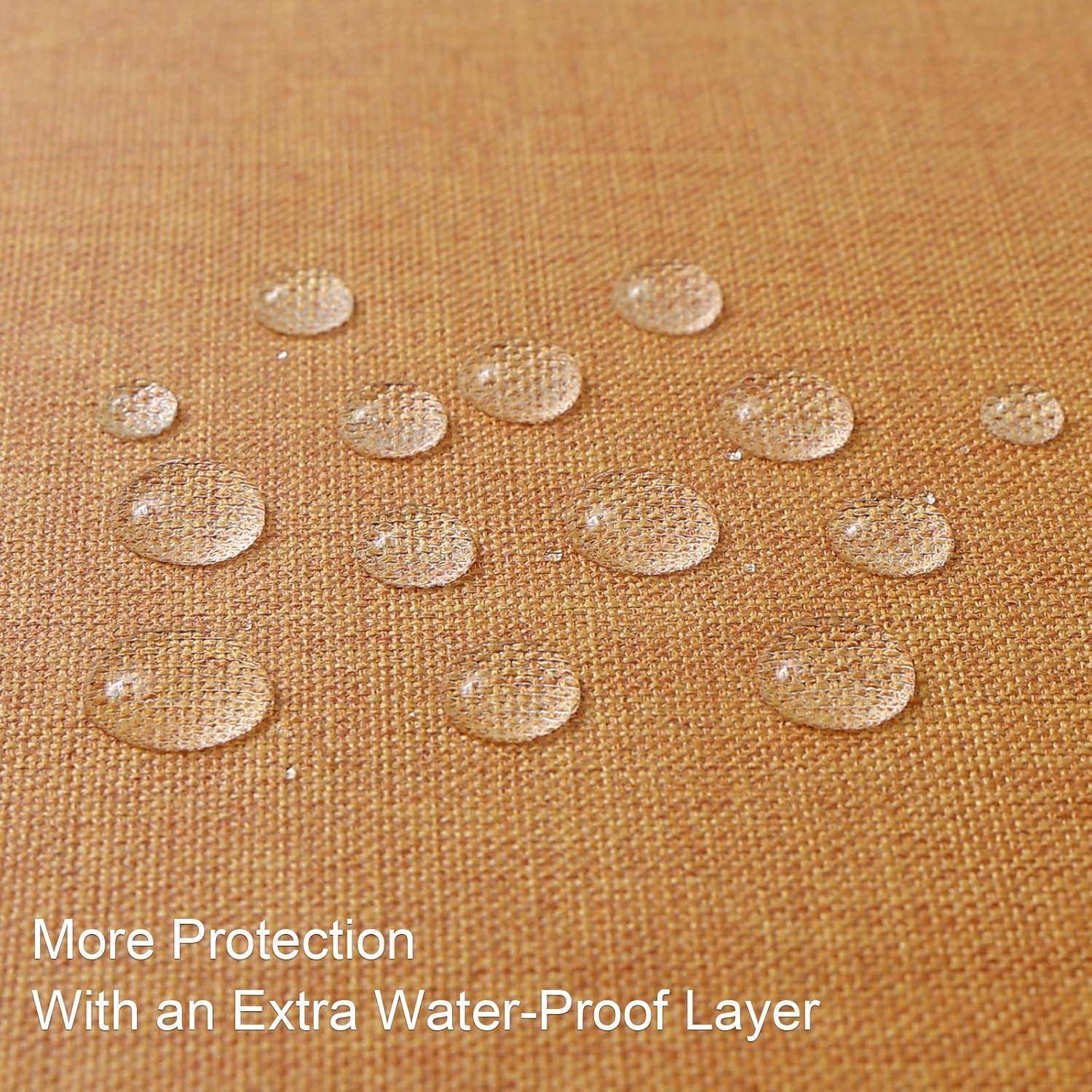 Wassertropfen perlen auf einer Stoffoberfläche und zeigen wasserdichte Eigenschaften. Text lautet: 'Mehr Schutz mit einer zusätzlichen wasserdichten Schicht'.