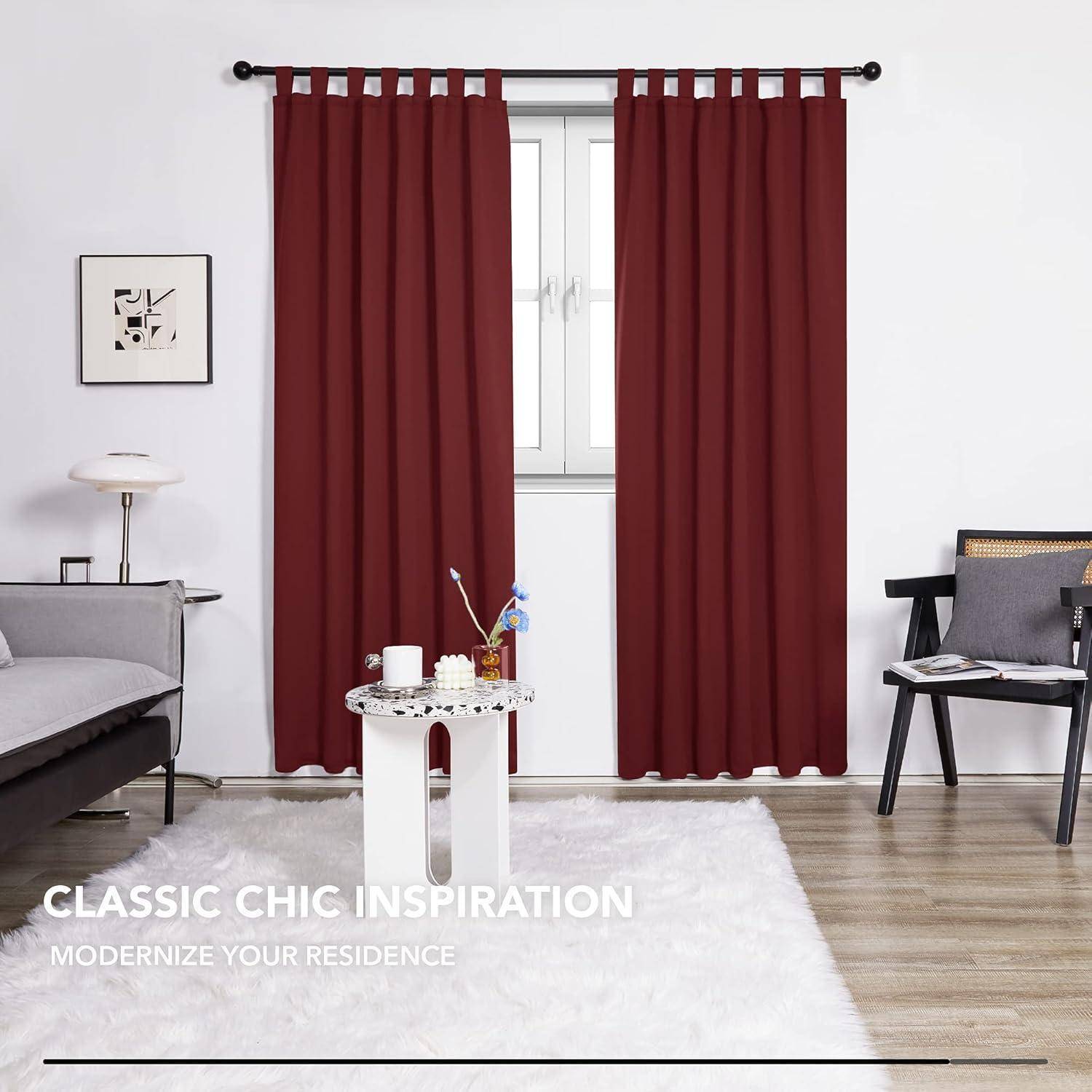 Wohnzimmer mit roten Vorhängen, einem kleinen Tisch mit Dekoration, einem grauen Sofa und einem schwarzen Stuhl. Text lautet: 'Klassische Chic-Inspiration: Modernisieren Sie Ihre Wohnung'.