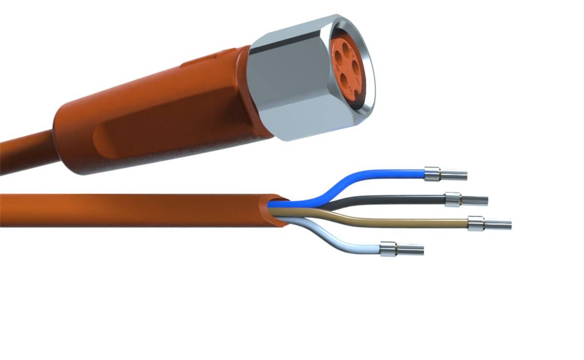 Eine Nahaufnahme eines orangefarbenen Schutzkabels mit einem sechseckigen Metallstecker und vier freiliegenden Kabeln in verschiedenen Farben, was auf elektrische Verkabelung hinweist.