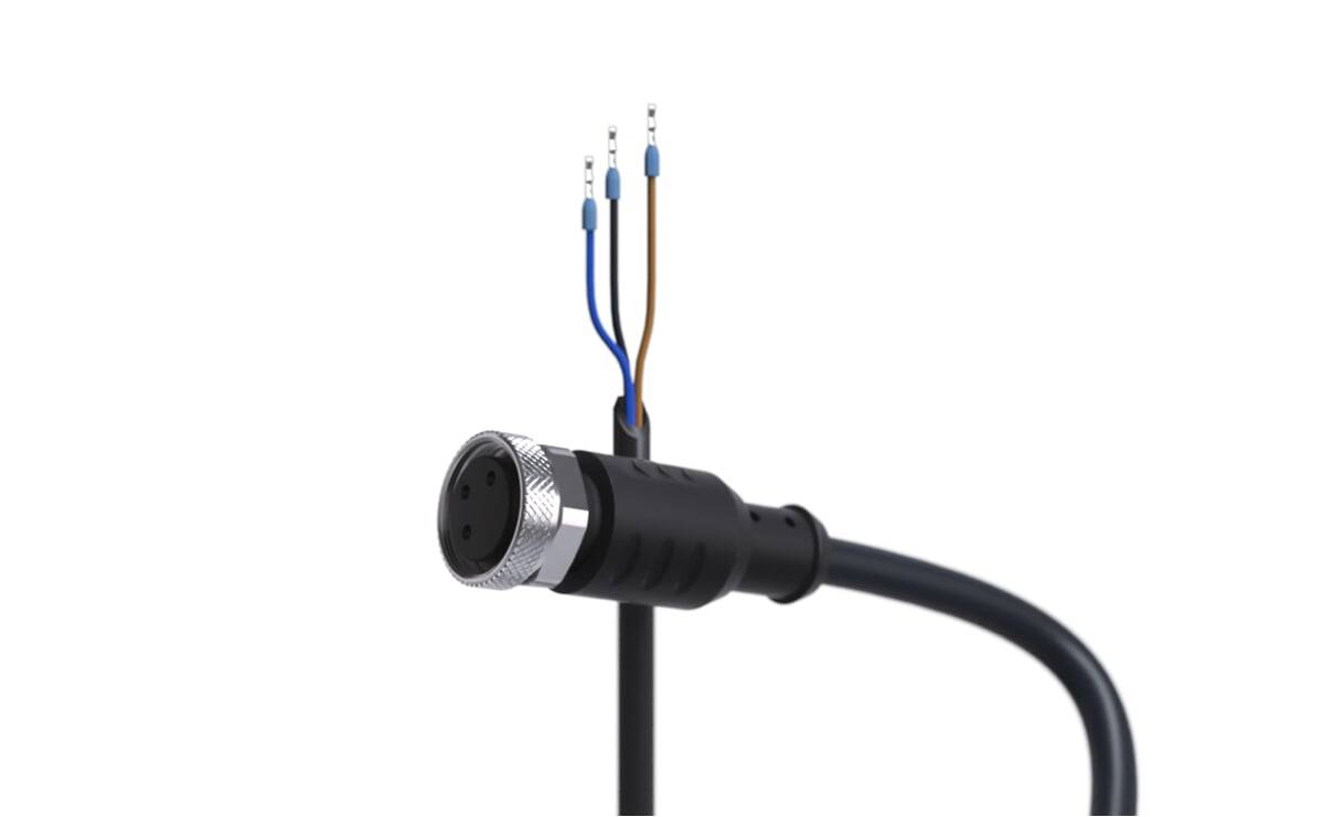 Ein schwarzes Kabel mit einem Metallstecker zeigt drei freiliegende Drähte: blau, braun und schwarz. Der Stecker ist zylindrisch und gerippt.