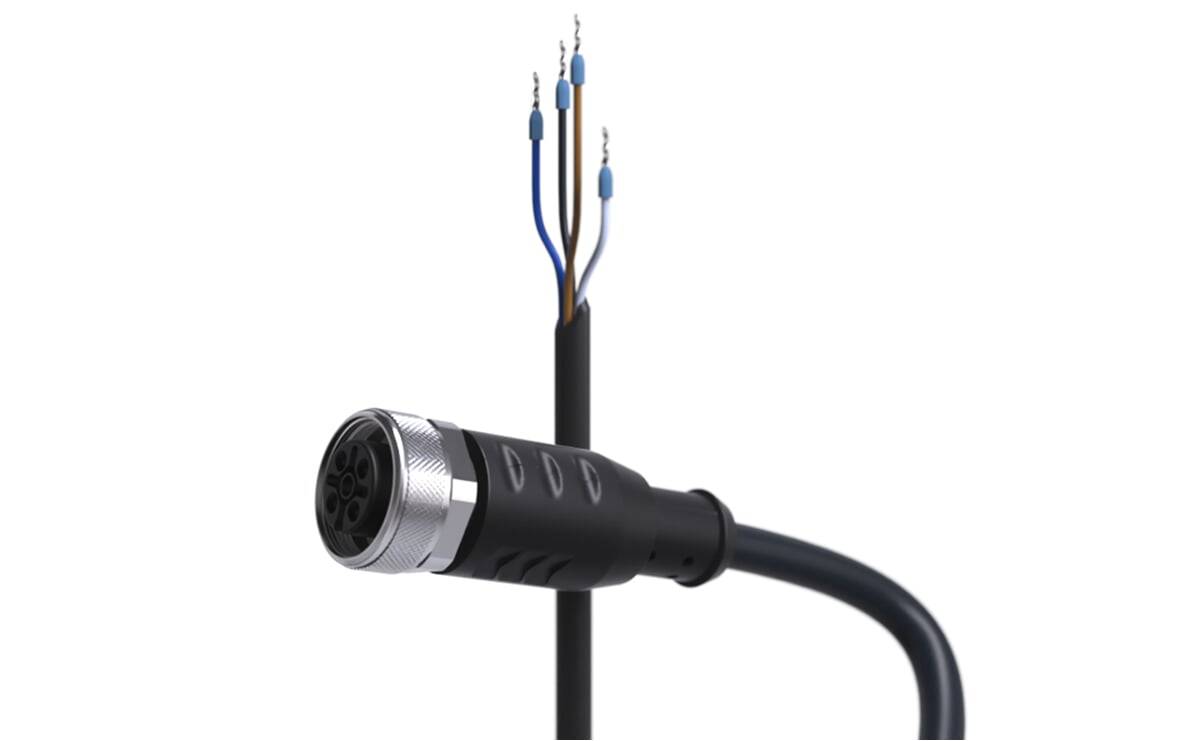 Ein schwarzes Kabel mit einem Metallstecker und vier freiliegenden Drähten in unterschiedlichen Farben: blau, braun und schwarz.