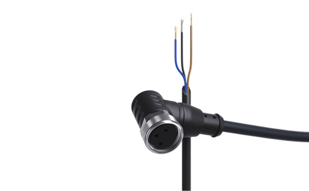Ein schwarzes Audiokabel mit freiliegenden Drähten und einem Metallstecker, bei dem blaue, braune und gelbe Drahtenden zu sehen sind, isoliert auf weißem Hintergrund.