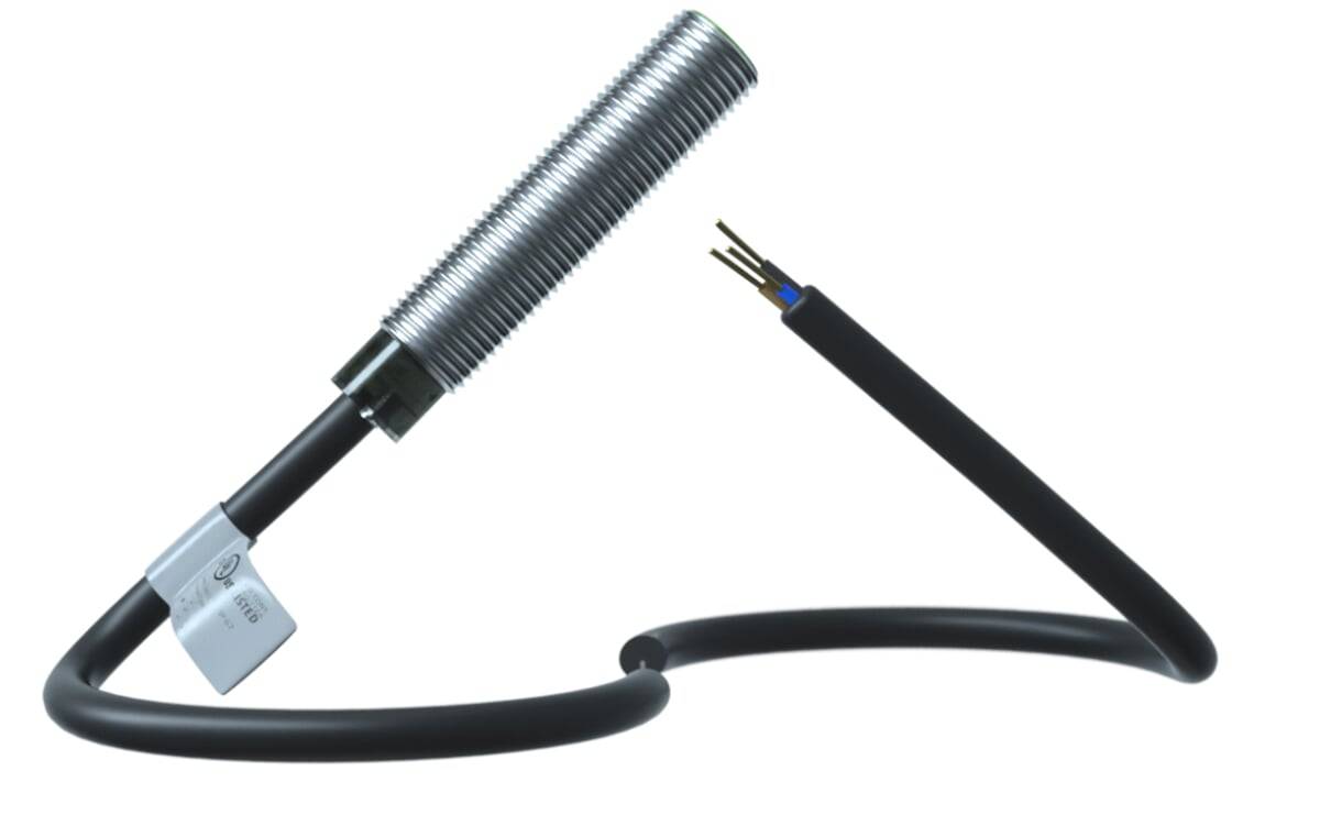 Ein zylindrischer Metallsensor, der an einem schwarzen Kabel befestigt ist, mit freiliegenden Drähten am Ende, der in elektronischen oder industriellen Anwendungen eingesetzt wird.