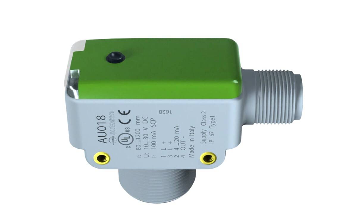 Ein grüner und grauer elektronischer Sensor mit der Bezeichnung 'AU018', mit sichtbaren technischen Spezifikationen, für industrielle Anwendungen.