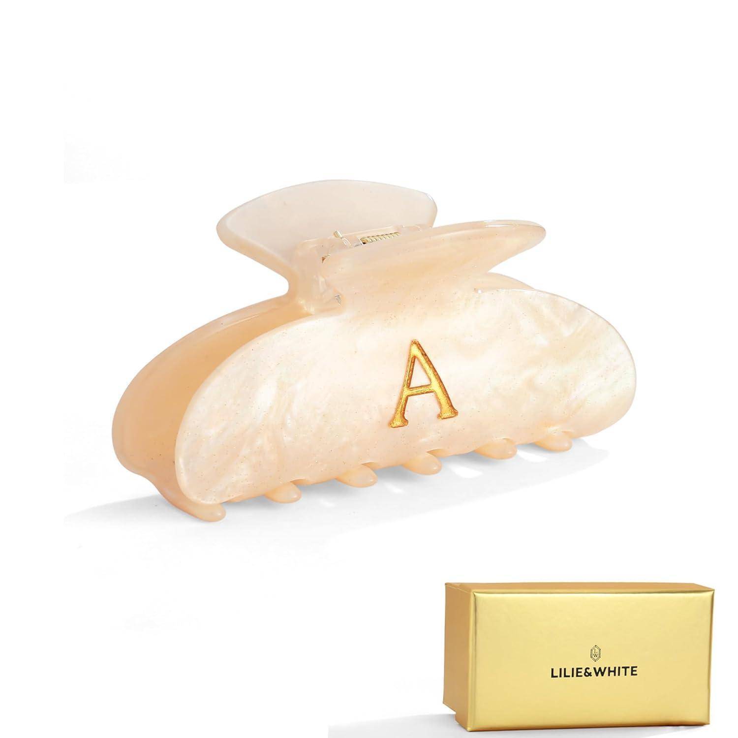 Haarspange mit dem Initial 'A' in Marmoroptik, zusammen mit einer Geschenkbox der Marke Lillie & White. Perfekt zum Verschenken oder für den persönlichen Gebrauch.