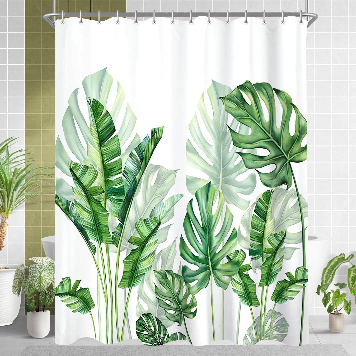 Ein Badezimmer mit einem tropical-thematischen Duschvorhang, der große grüne und weiße Blätter zeigt, vor einer gefliesten Wand mit einer Topfpflanze.
